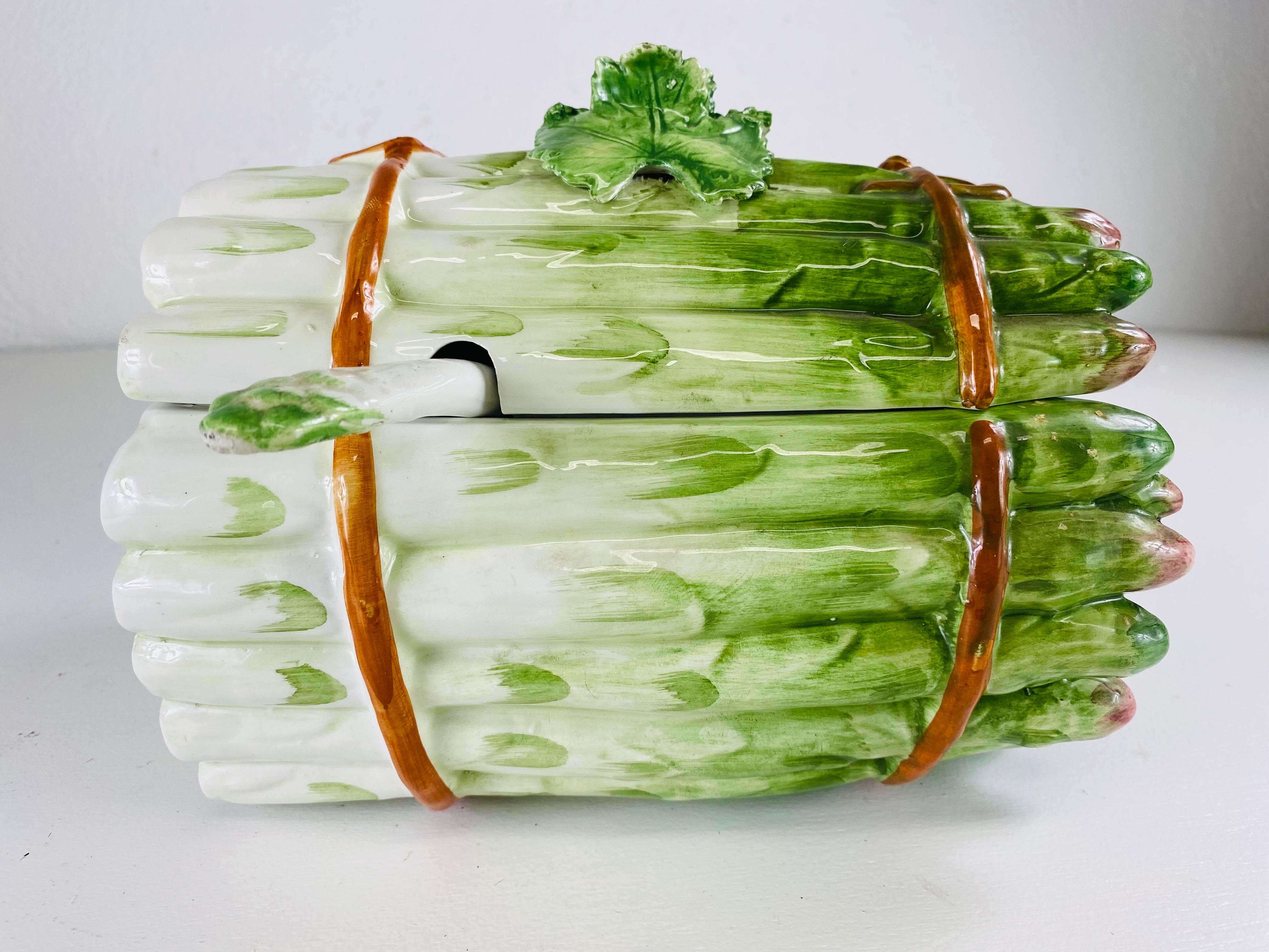 Große handbemalte Spargel terrene aus Porzellan (Französische Provence) im Angebot