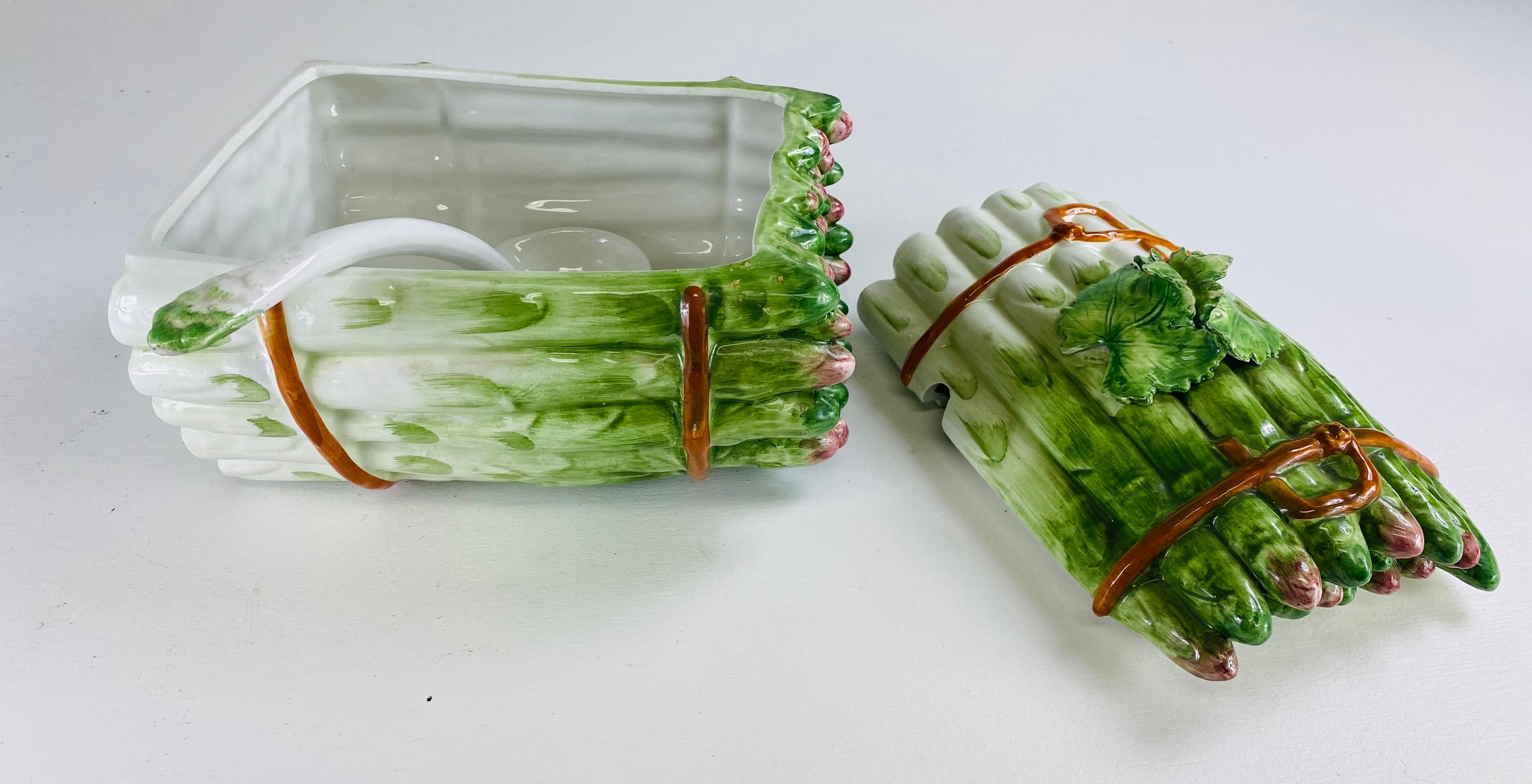 Große handbemalte Spargel terrene aus Porzellan (Handgefertigt) im Angebot