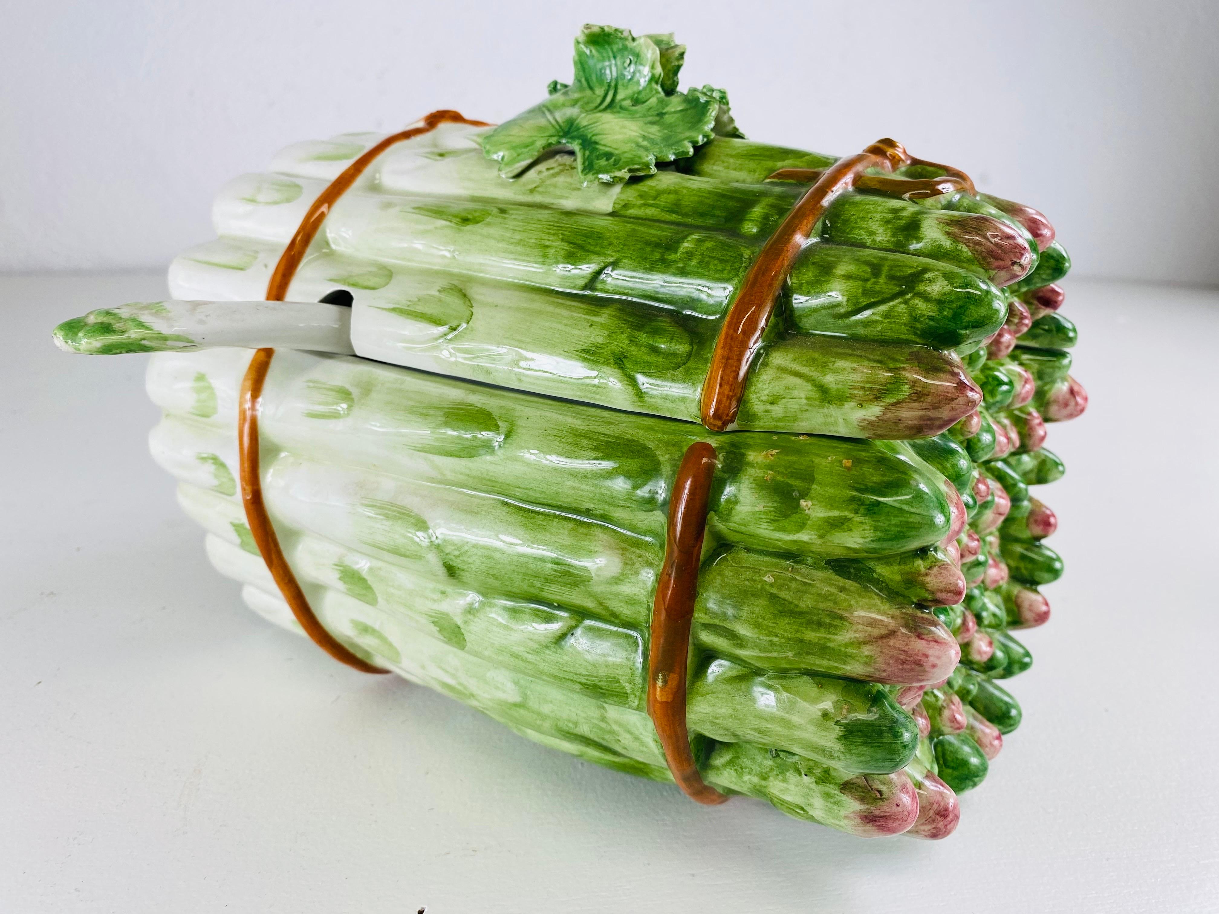 Große handbemalte Spargel terrene aus Porzellan im Zustand „Gut“ im Angebot in Allentown, PA