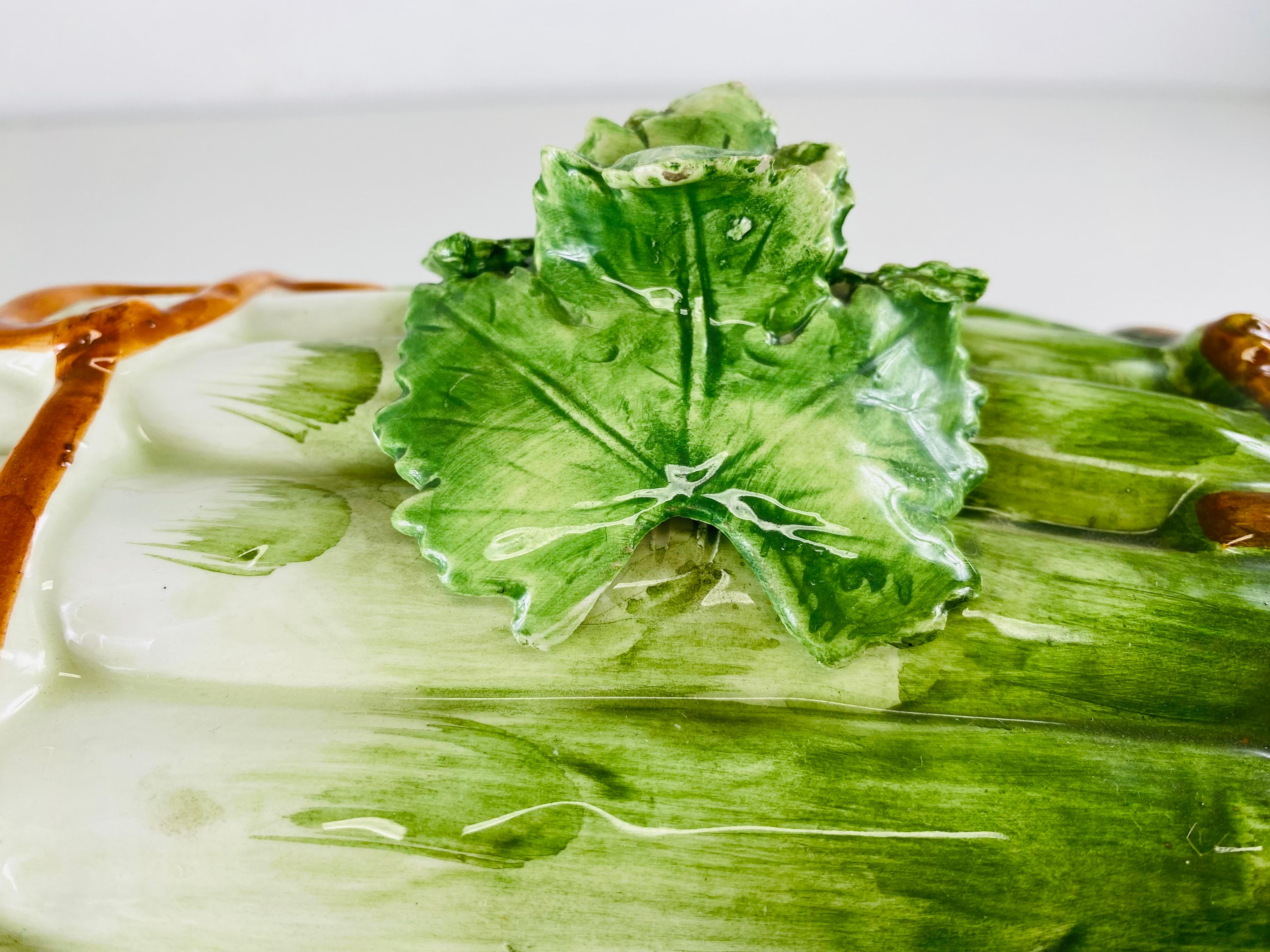 Große handbemalte Spargel terrene aus Porzellan (Töpferwaren) im Angebot