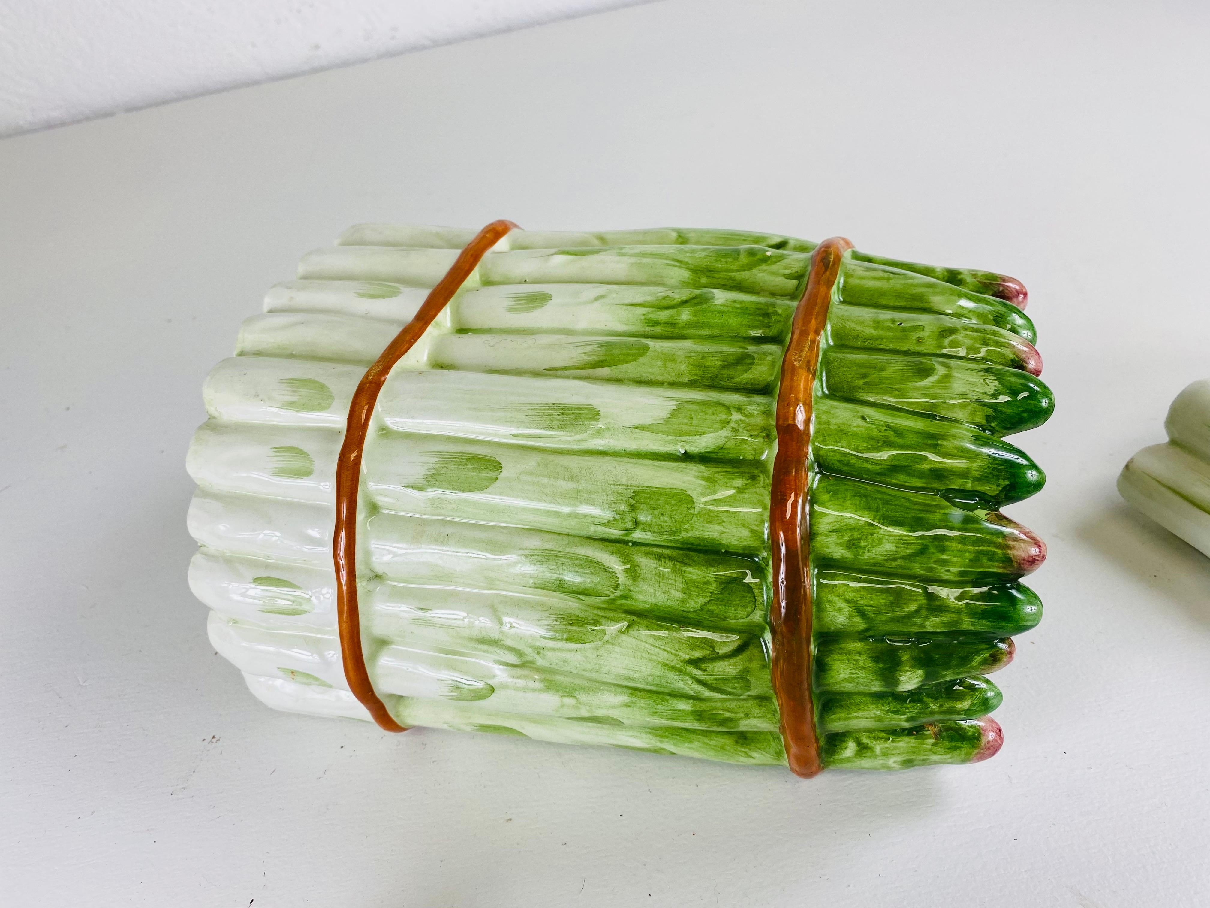 Große handbemalte Spargel terrene aus Porzellan im Angebot 1