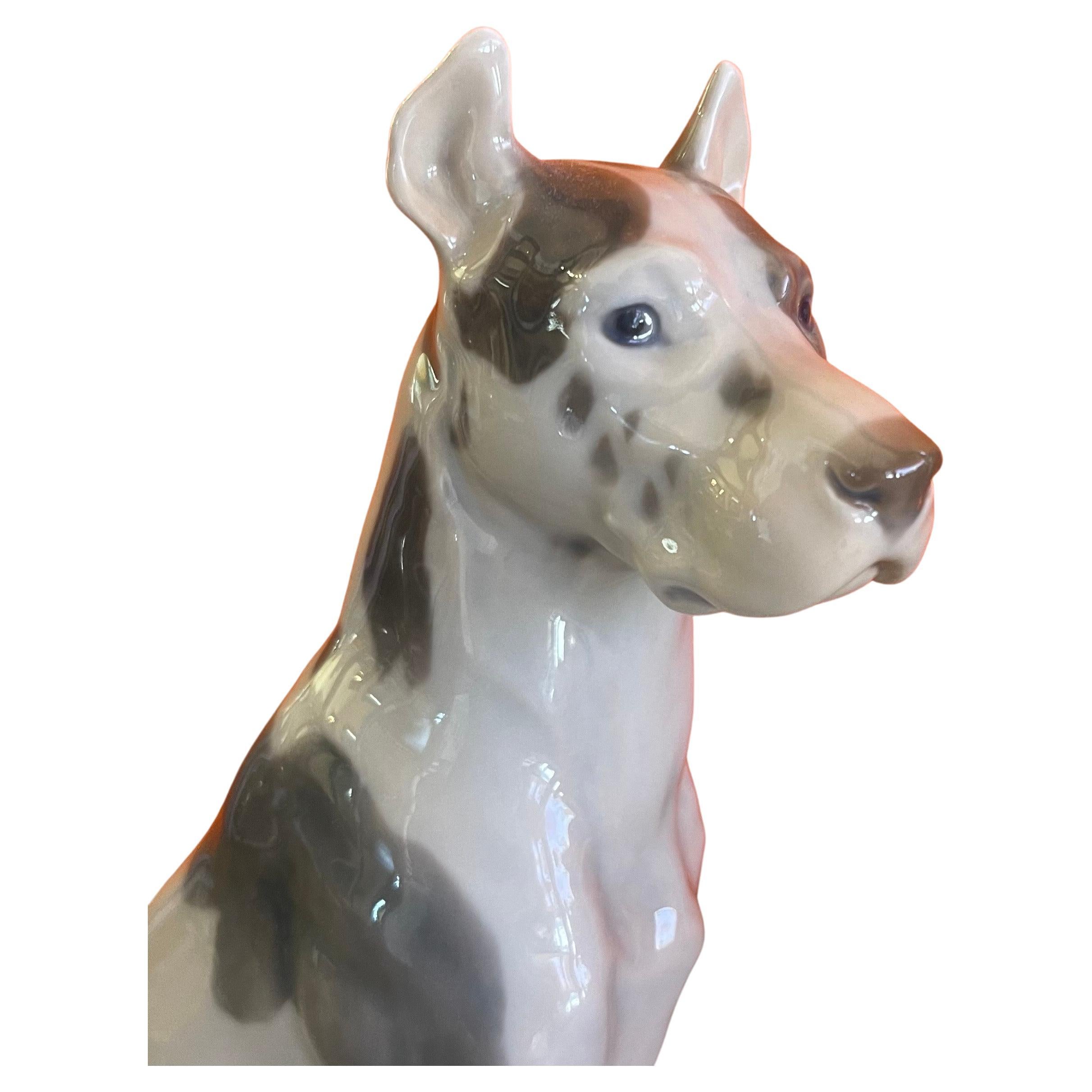 Mid-Century Modern Grande sculpture de dogue allemand en porcelaine peinte à la main par Bing & Grondahl en vente