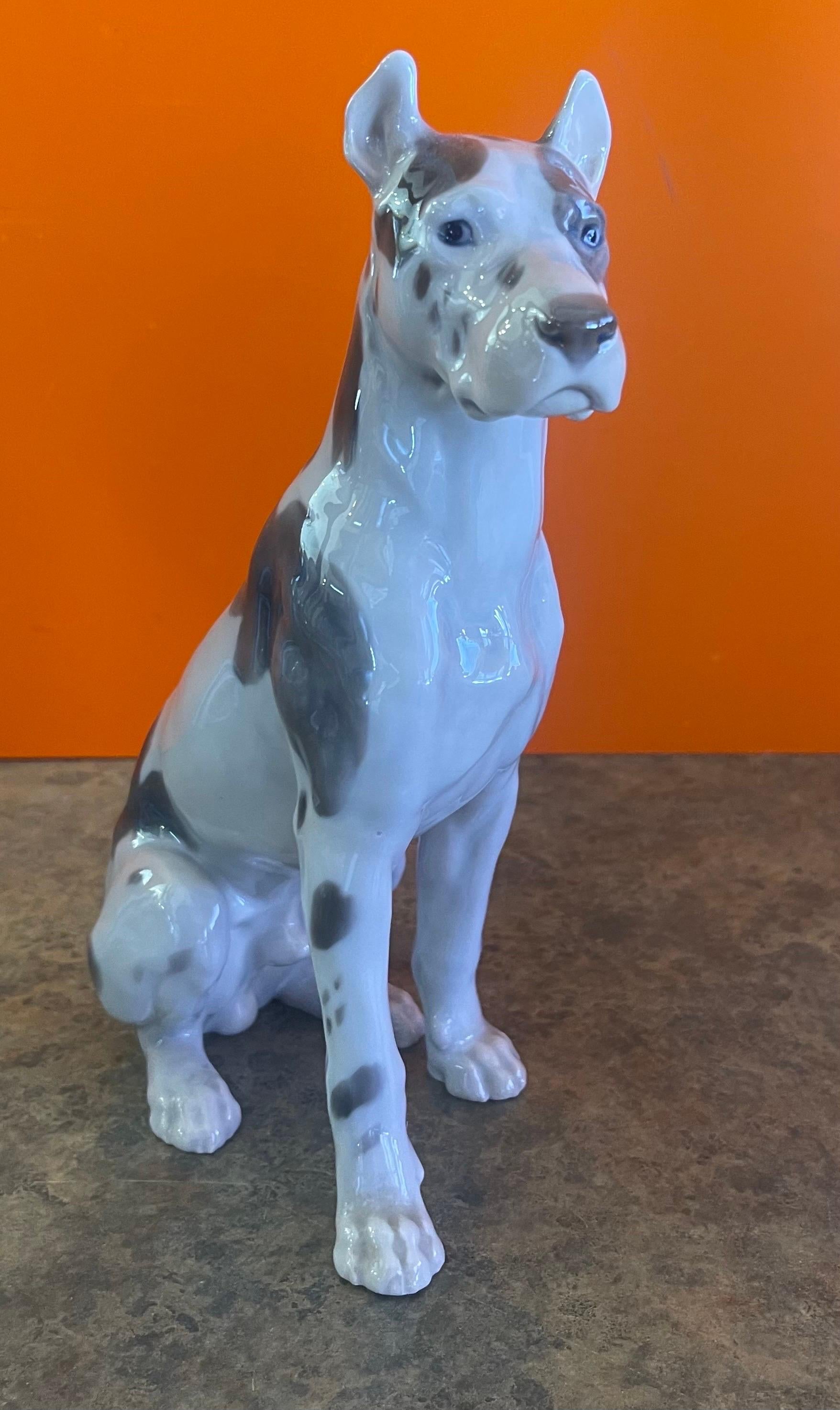 Danois Grande sculpture de dogue allemand en porcelaine peinte à la main par Bing & Grondahl en vente