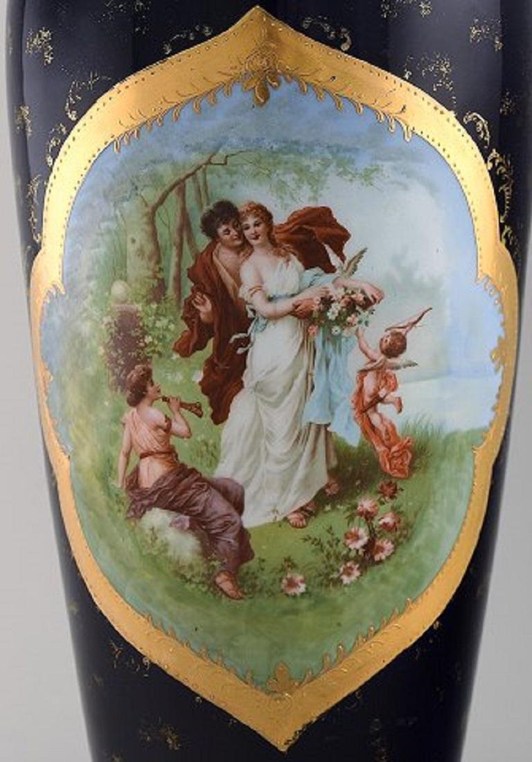 Large hand painted porcelain vase decorated with a romantic scene, Vienna, 19th century.
Measures: 39 x 18.5 cm.
In very good condition.
Stamped.