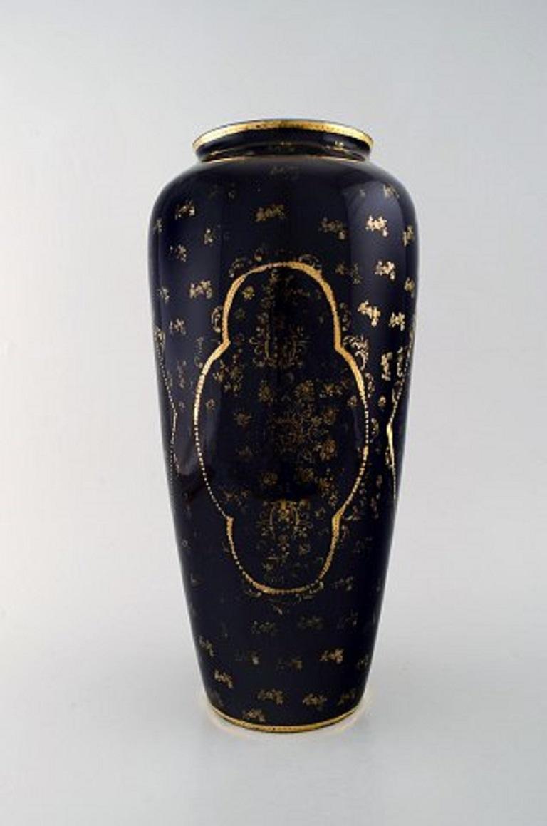 Grand vase en porcelaine peint à la main décoré d'une scène romantique, Vienne Bon état - En vente à Copenhagen, DK