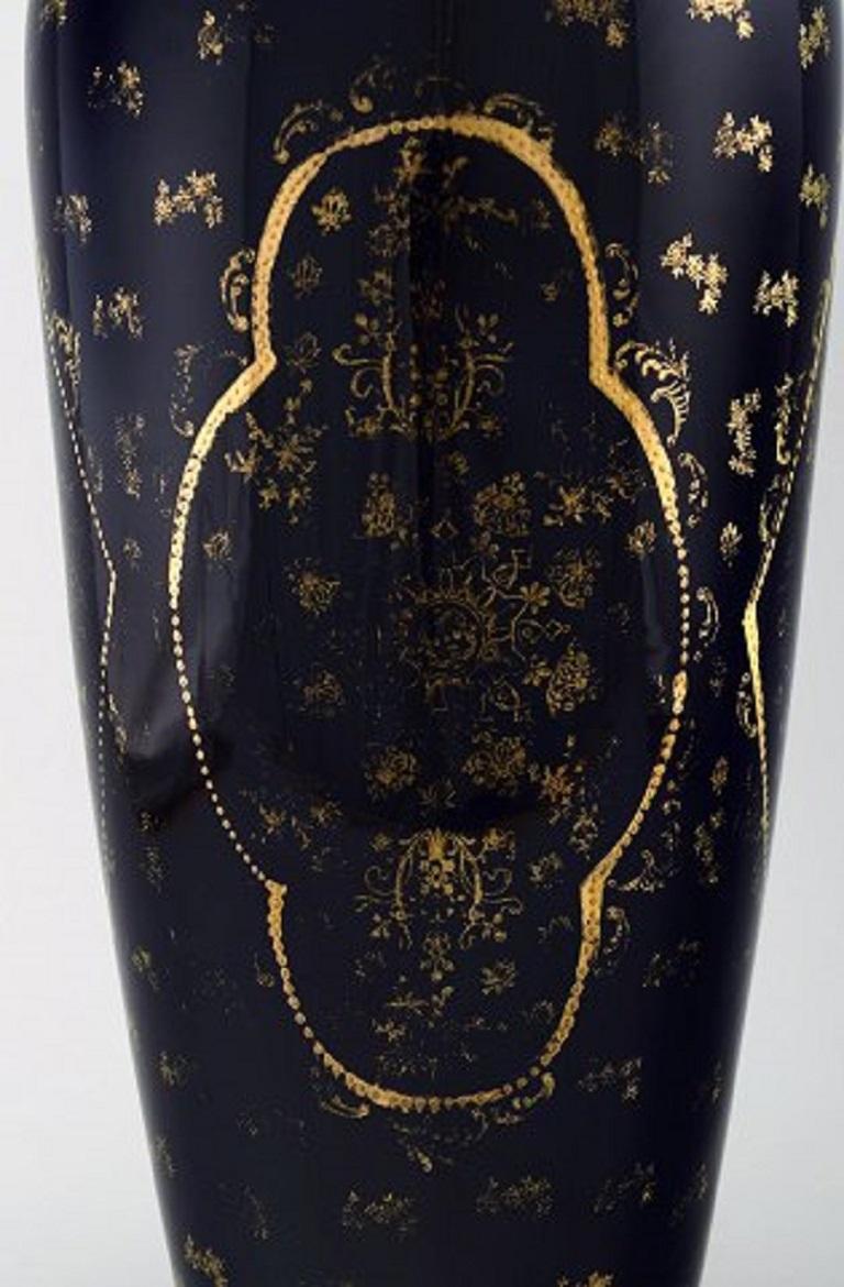XIXe siècle Grand vase en porcelaine peint à la main décoré d'une scène romantique, Vienne en vente