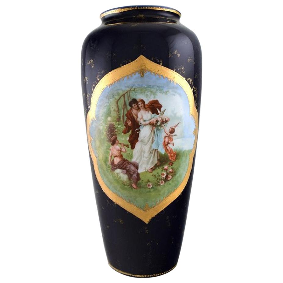 Grand vase en porcelaine peint à la main décoré d'une scène romantique, Vienne