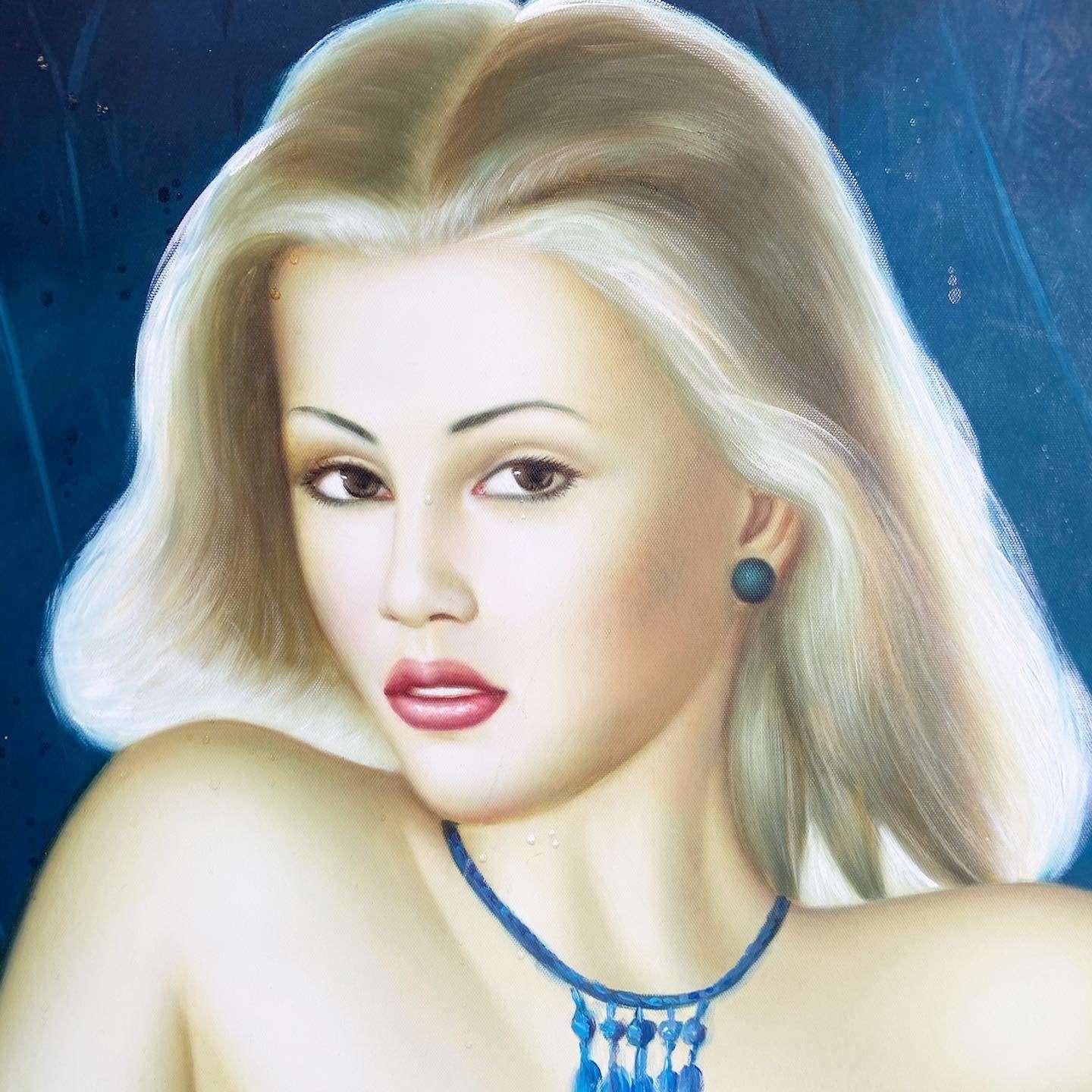 Fin du 20e siècle Grand portrait peint à la main d'une femme blonde dans un lieu bleu en vente