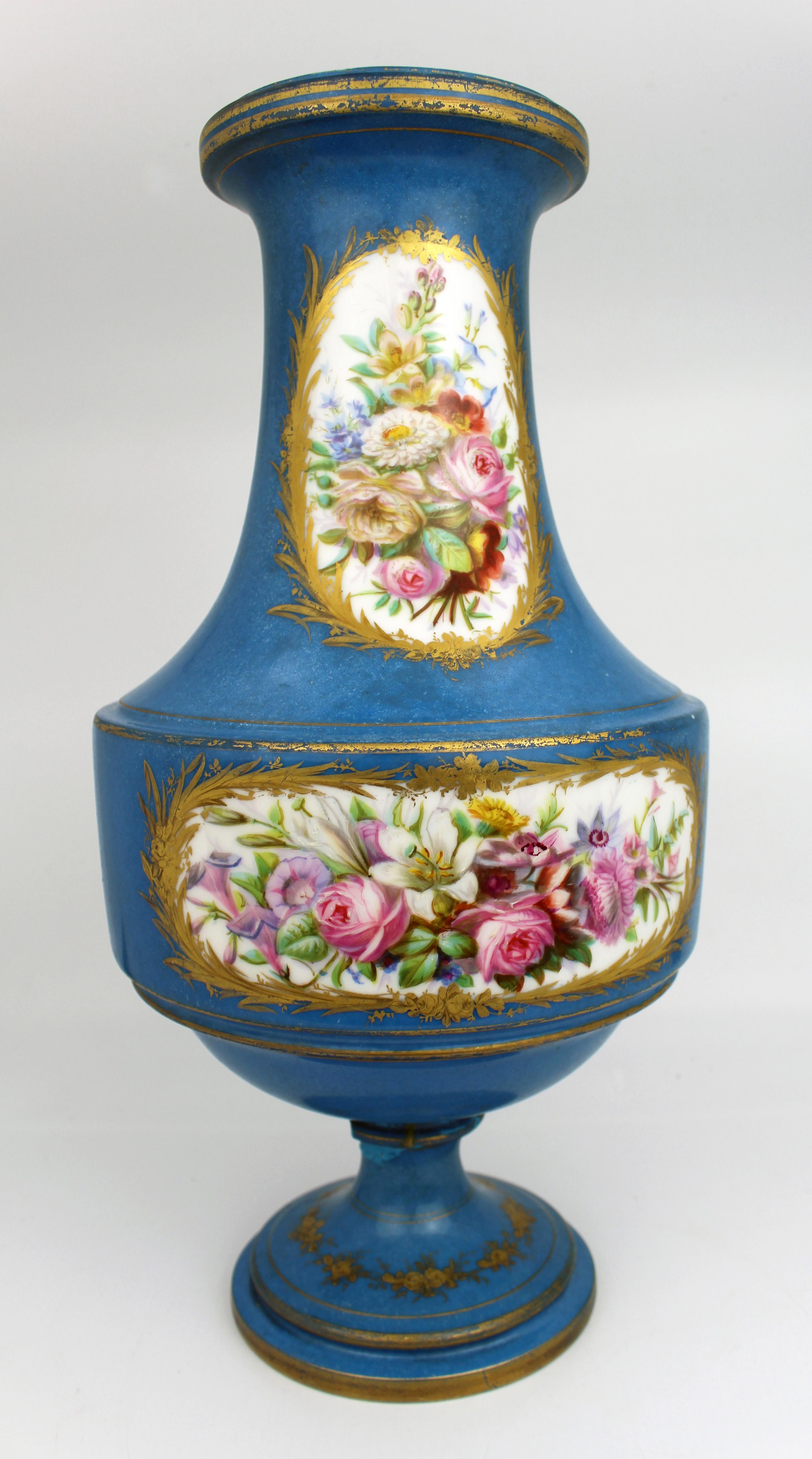 Gran jarrón de porcelana Bleu Céleste pintado a mano al estilo de Sèvres, Francia, hacia 1880 en Desgastado estado para la venta en Worcester, GB