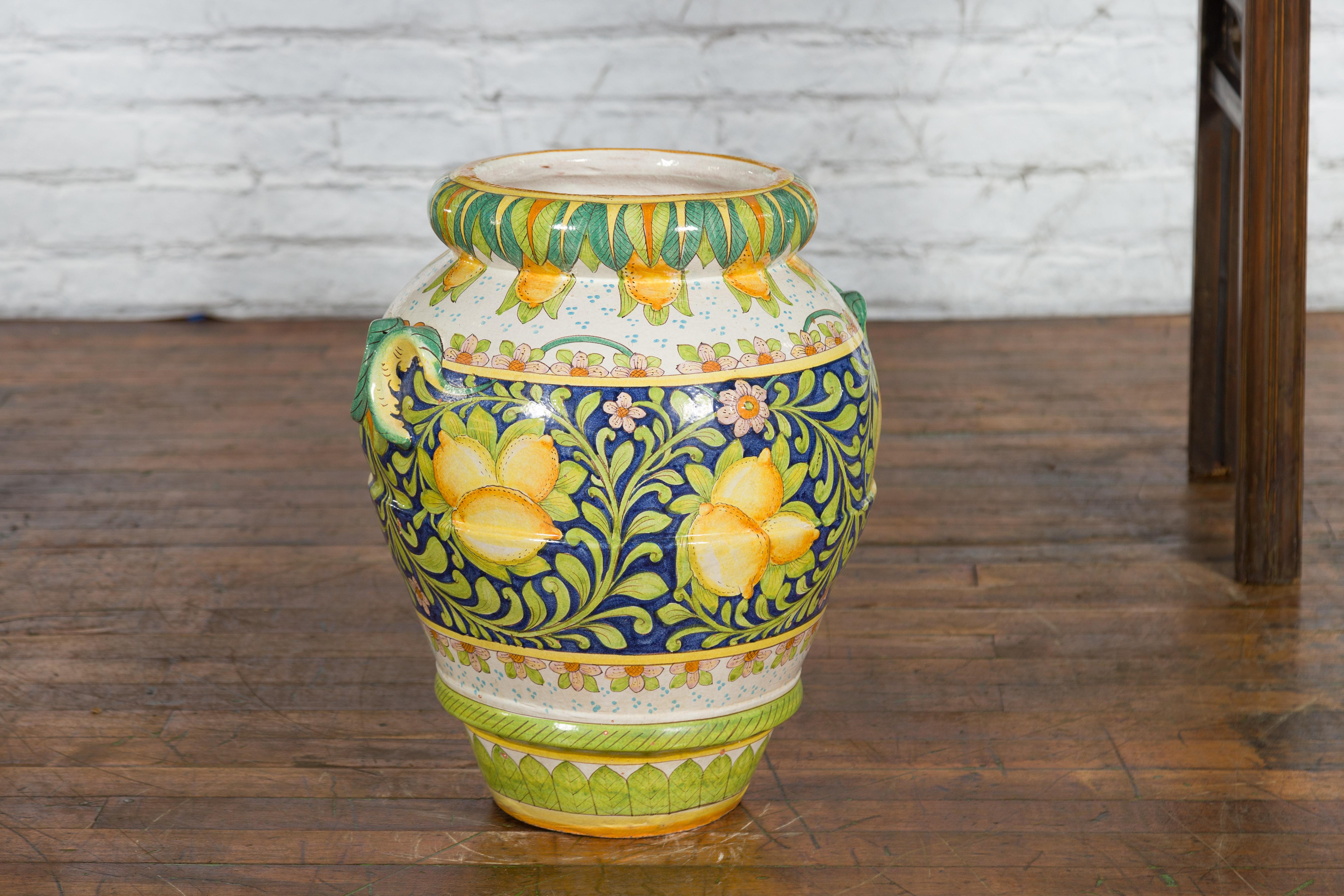 Grand pot jaune et vert peint à la main avec des citrons et des feuillages en volutes en vente 6
