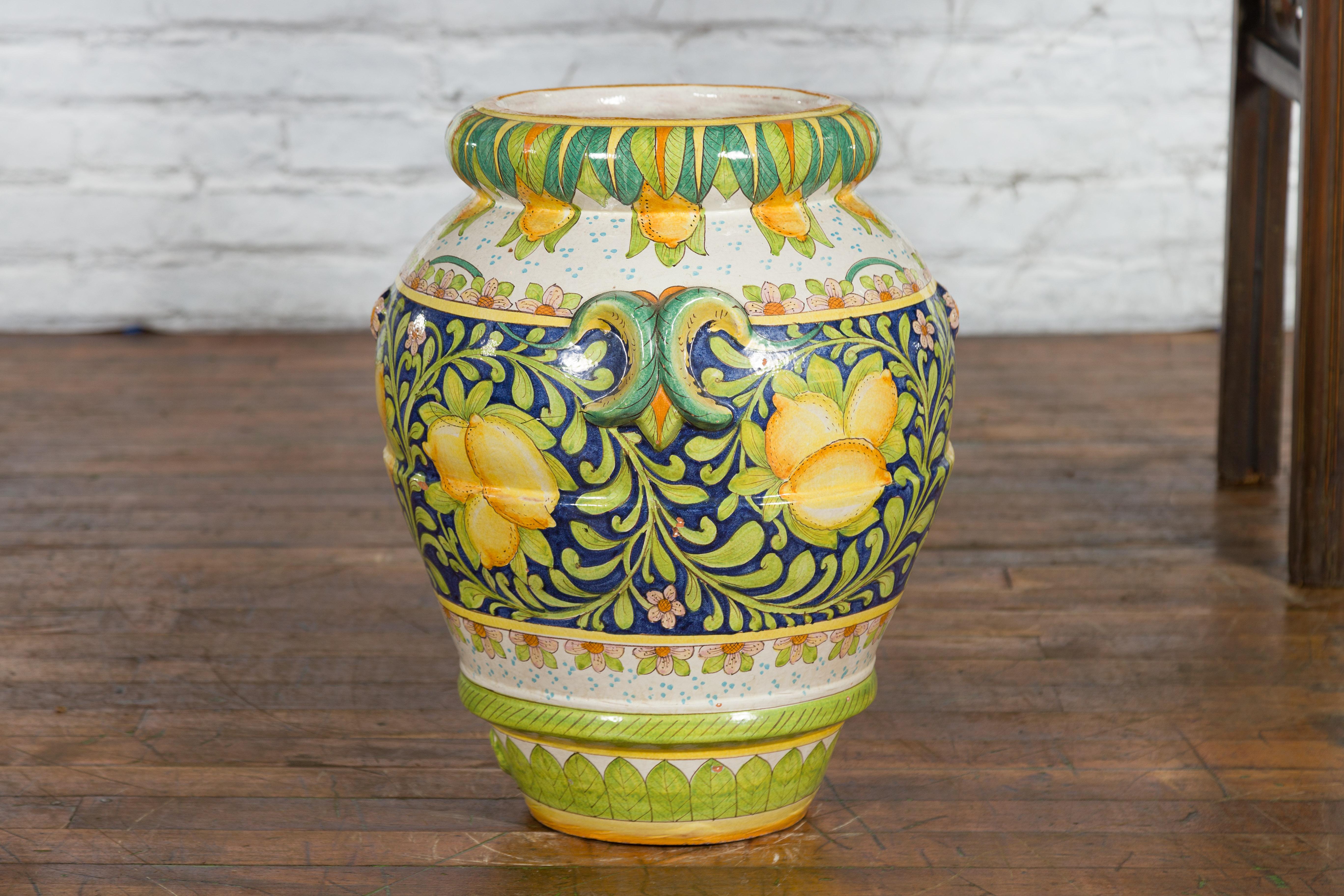 Grand pot jaune et vert peint à la main avec des citrons et des feuillages en volutes en vente 7