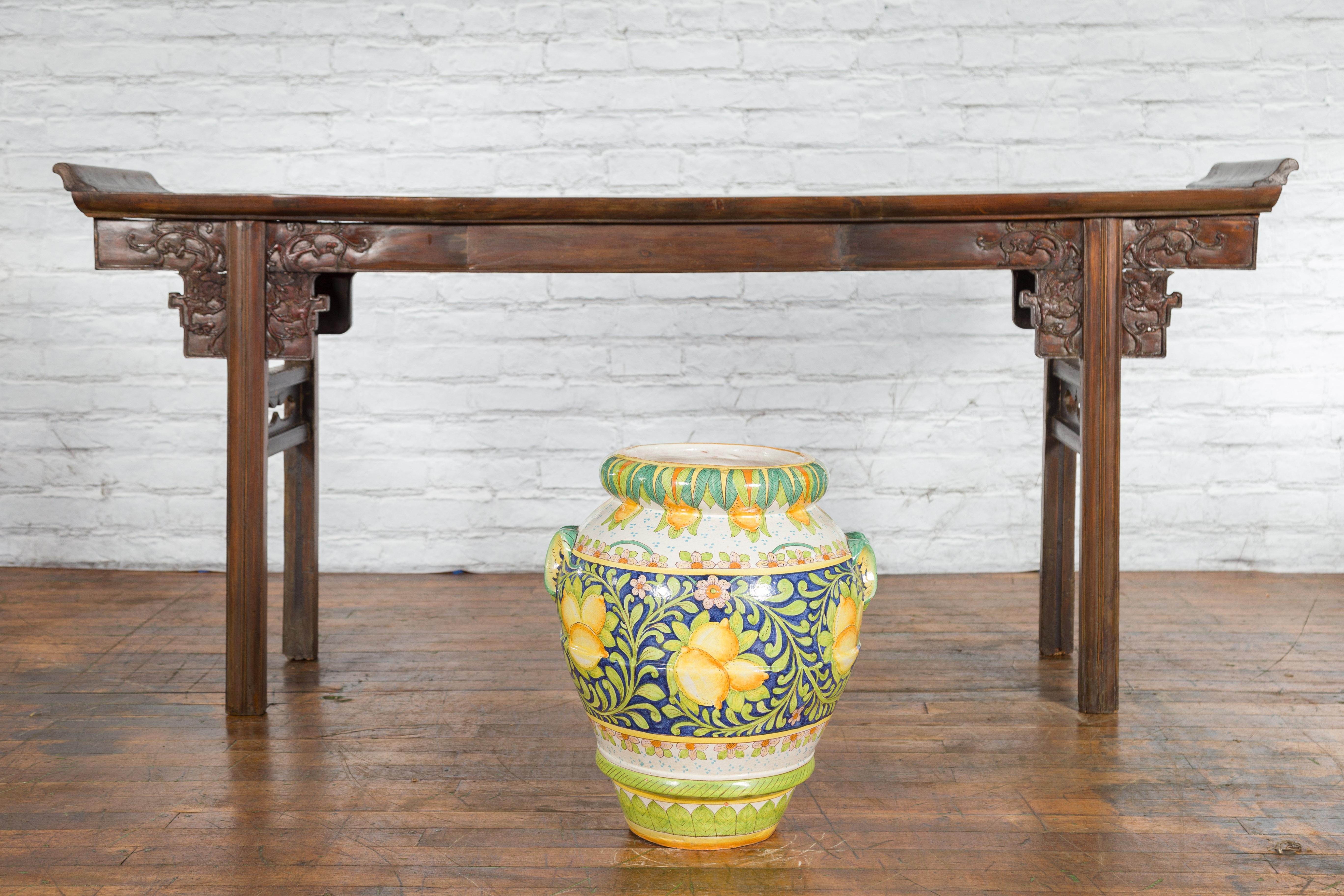 A large hand-painted jar from the 20th century with lemon foliage motifs. Charming us with its nice proportions and vivid colors, this large jar features a generous tapering Silhouette perfectly adorned with various groupings of lemons surrounded by