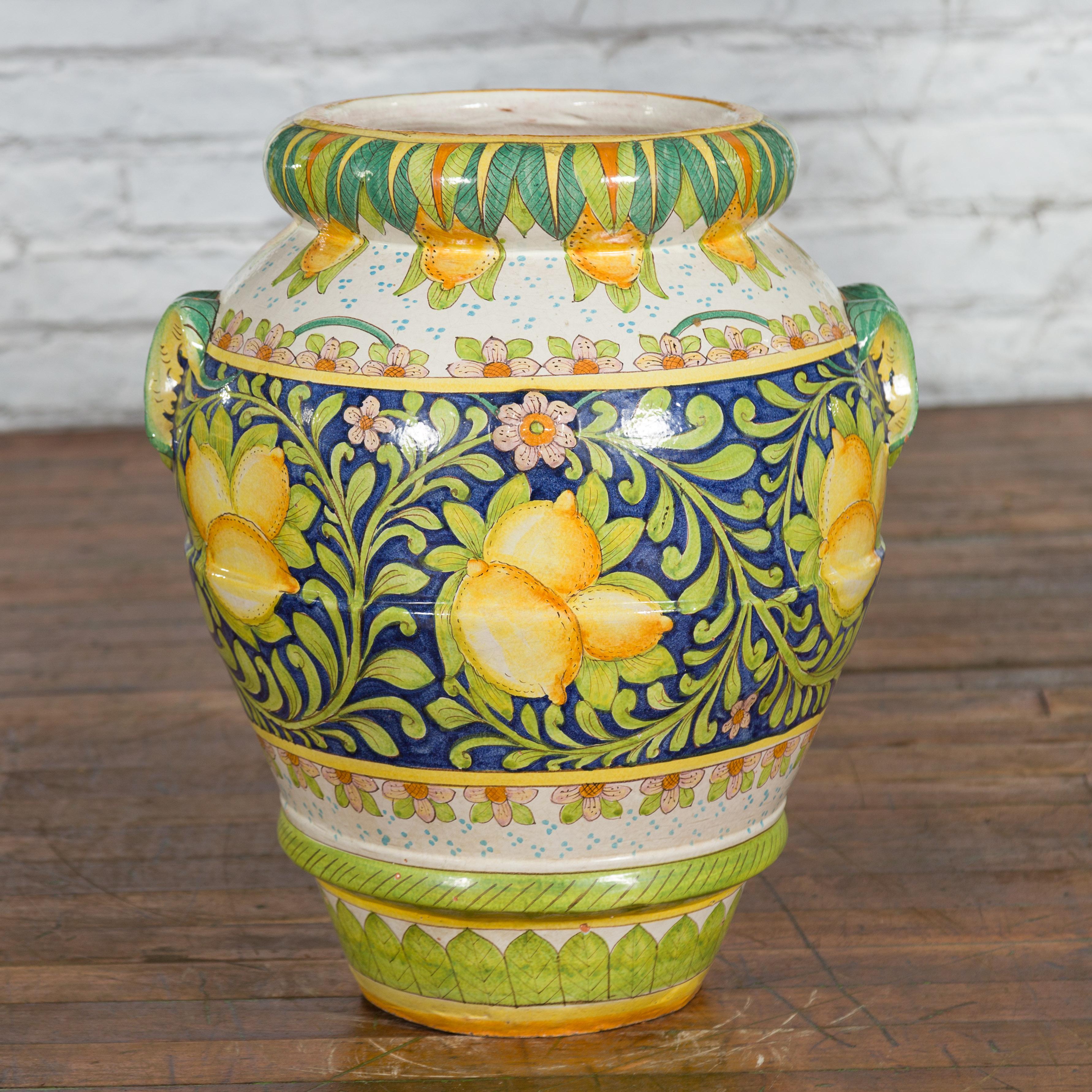 Peint à la main Grand pot jaune et vert peint à la main avec des citrons et des feuillages en volutes en vente