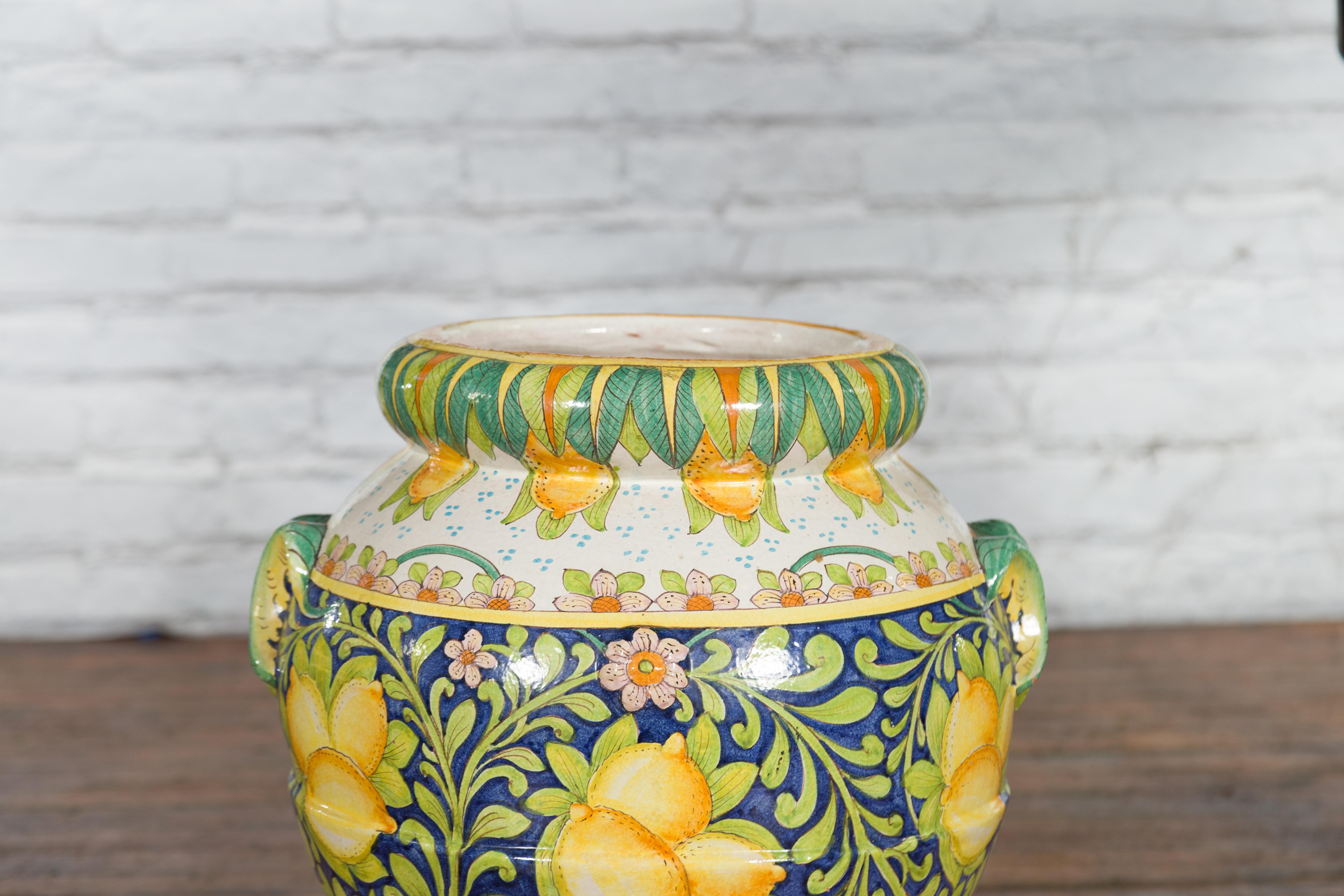 20ième siècle Grand pot jaune et vert peint à la main avec des citrons et des feuillages en volutes en vente
