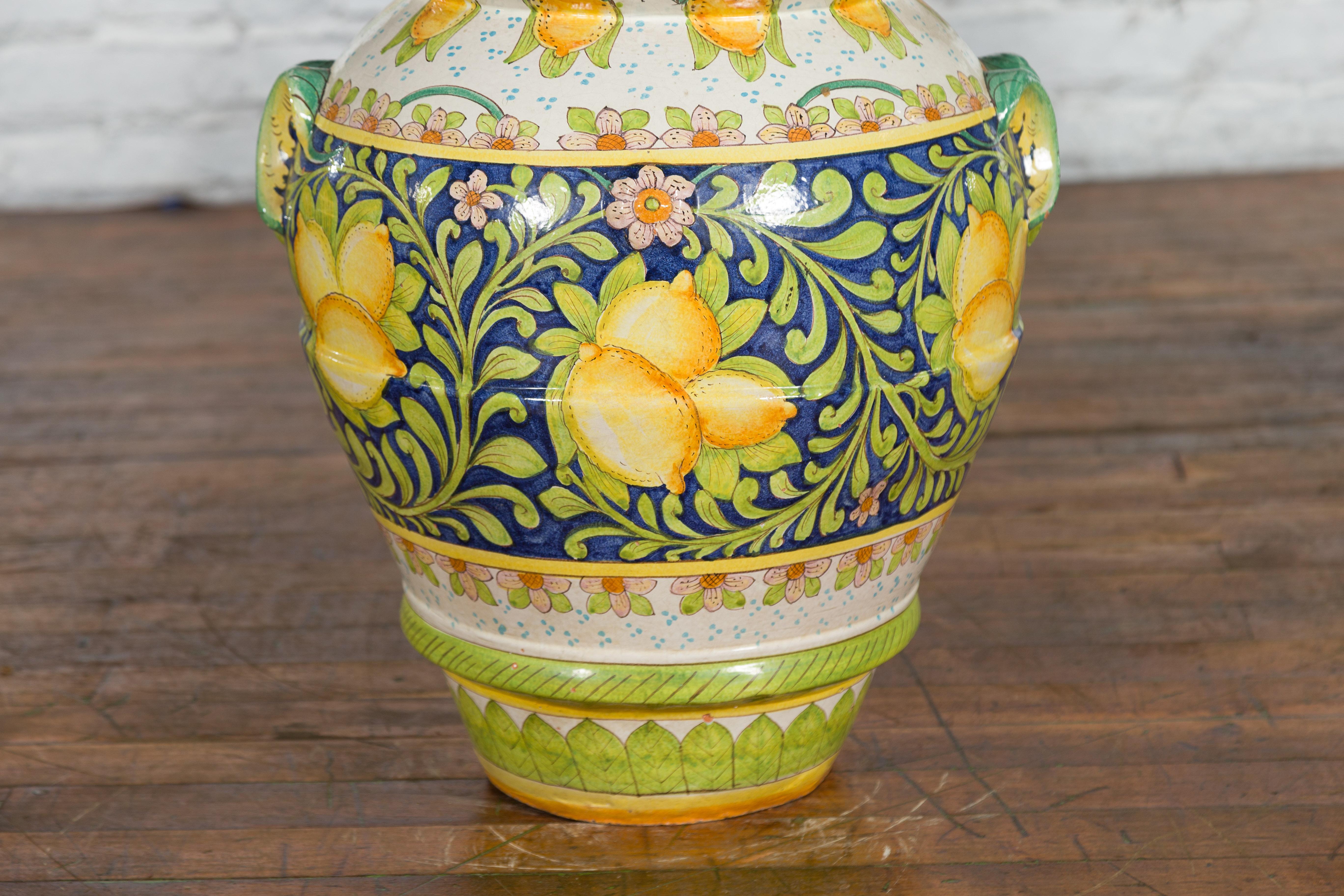 Grand pot jaune et vert peint à la main avec des citrons et des feuillages en volutes en vente 1