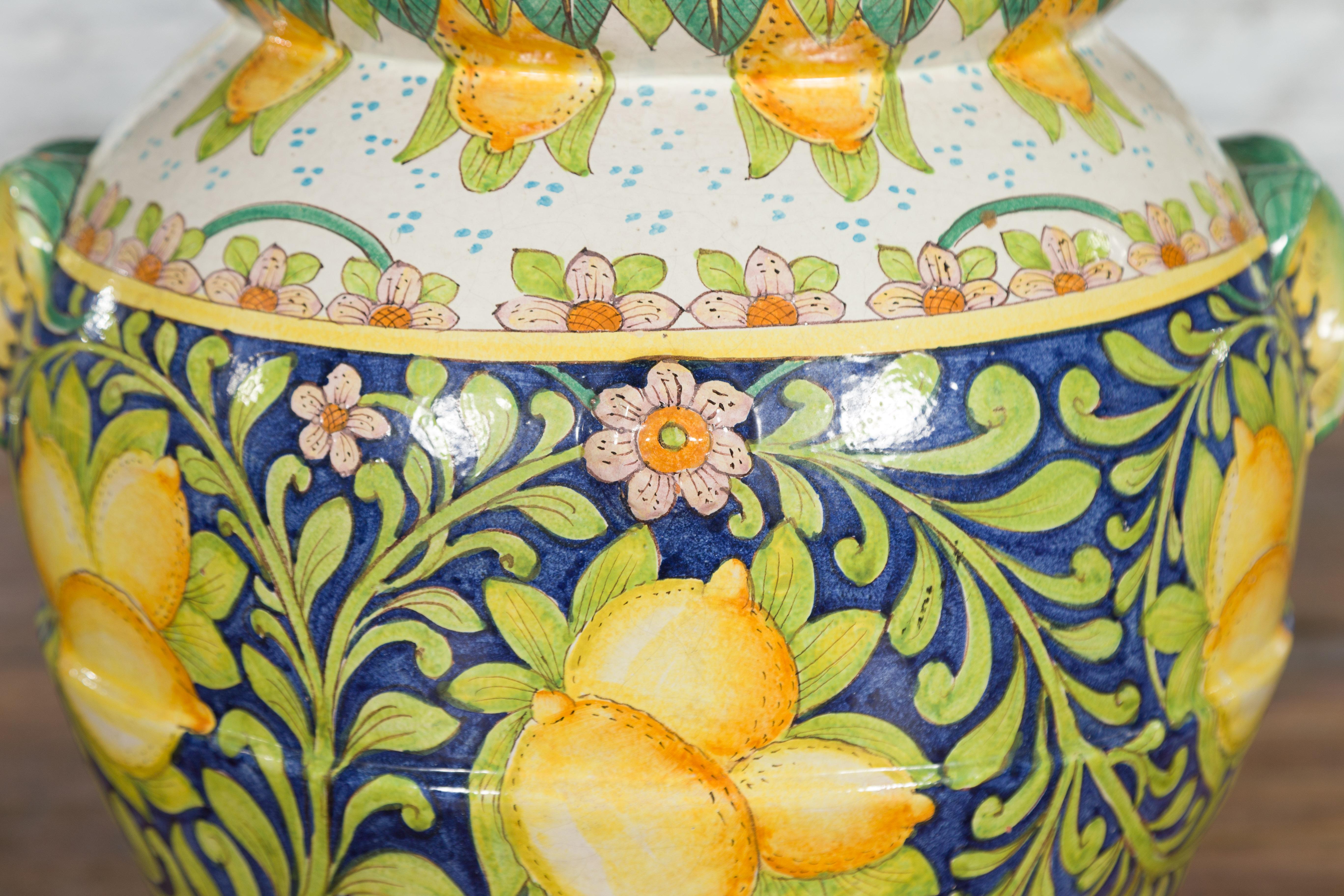 Grand pot jaune et vert peint à la main avec des citrons et des feuillages en volutes en vente 3