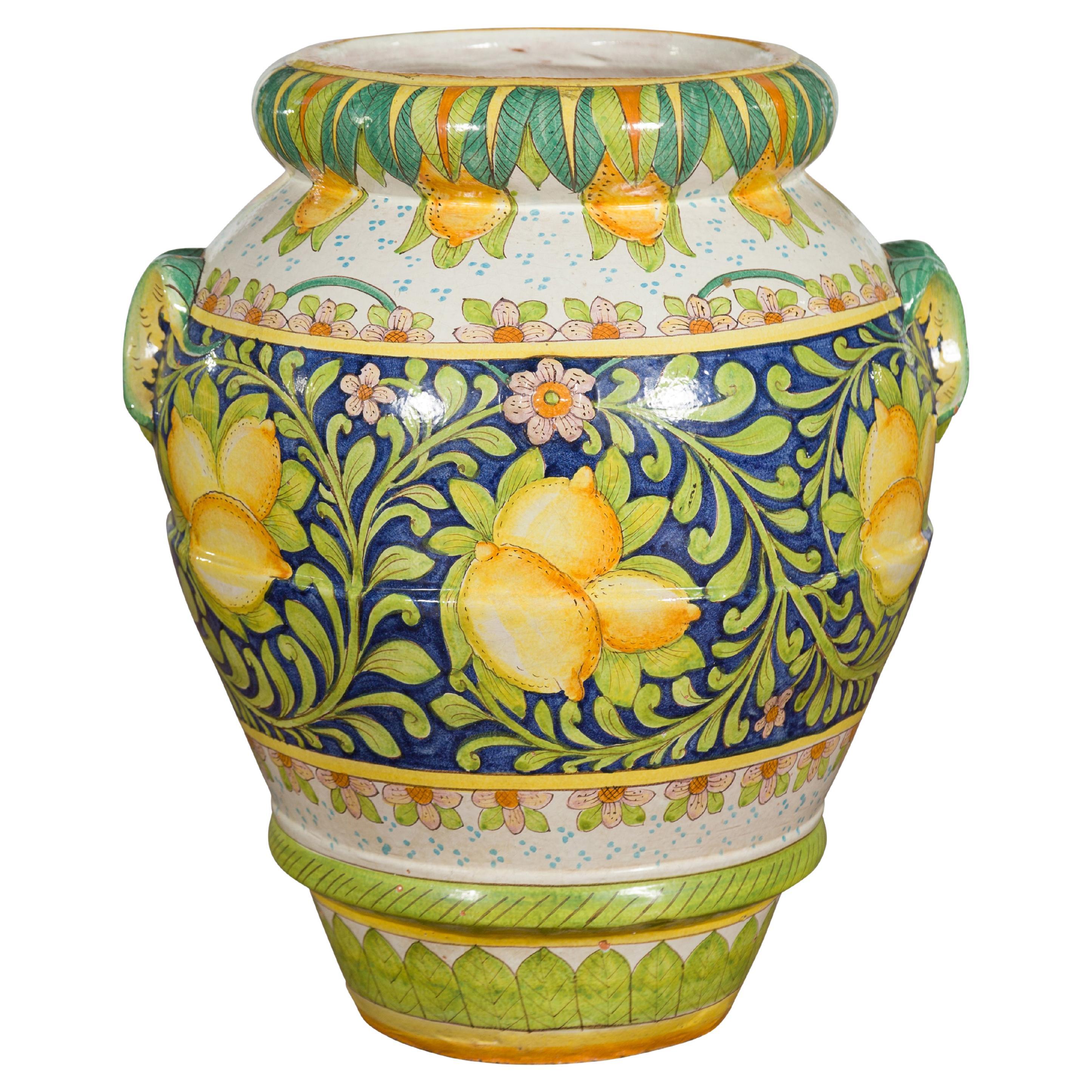 Grand pot jaune et vert peint à la main avec des citrons et des feuillages en volutes