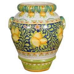 Grand pot jaune et vert peint à la main avec des citrons et des feuillages en volutes