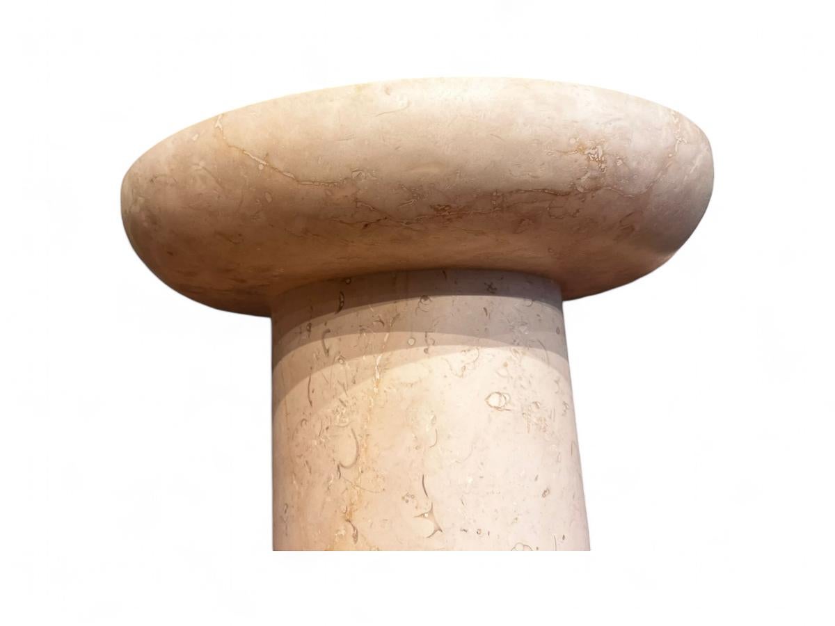 Fatto a mano Grande vaso scolpito a mano in travertino Maya da Taller Maya, 2024 in vendita