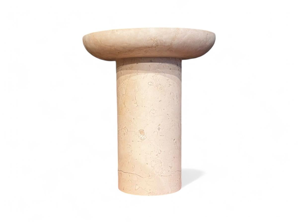 Grande vaso scolpito a mano in travertino Maya da Taller Maya, 2024 In condizioni Nuovo in vendita a New York, NY