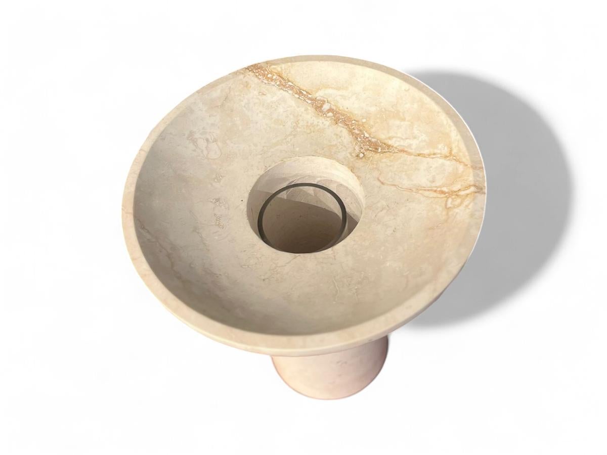 XXI secolo e contemporaneo Grande vaso scolpito a mano in travertino Maya da Taller Maya, 2024 in vendita