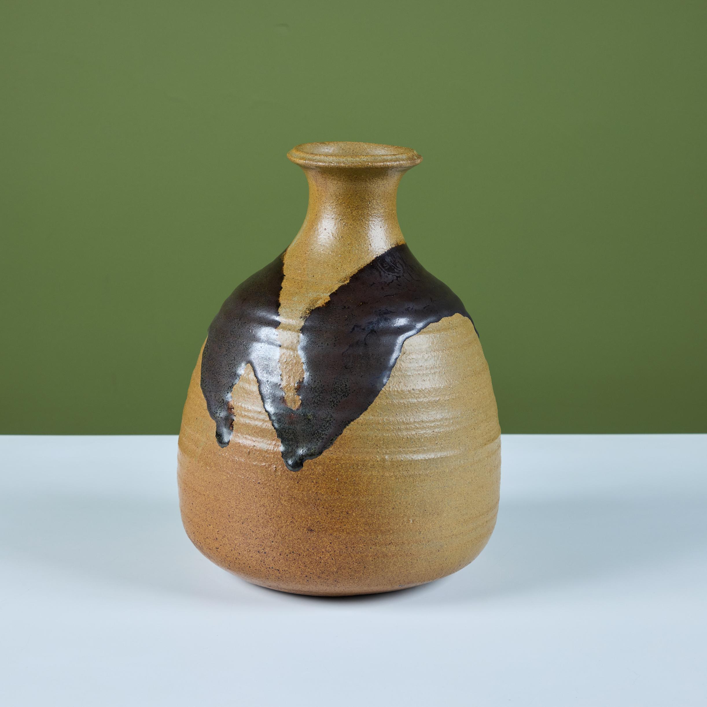 Terracotta Vaso grande in gres fatto a mano con smalto a goccia in vendita