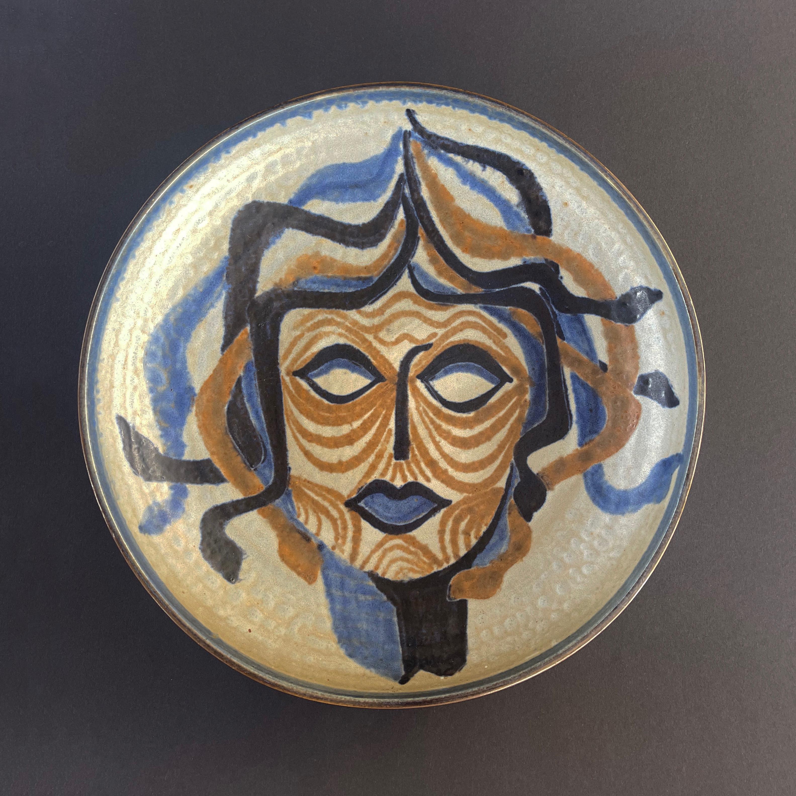 Un'opera d'arte davvero insolita è questa grande - anzi, enorme - ciotola in ceramica realizzata a mano, molto simile allo stile di Noomi Backhausen e, oserei dire, con un pizzico di Pablo Picasso!
Bella decorazione e di grande effetto, la testa