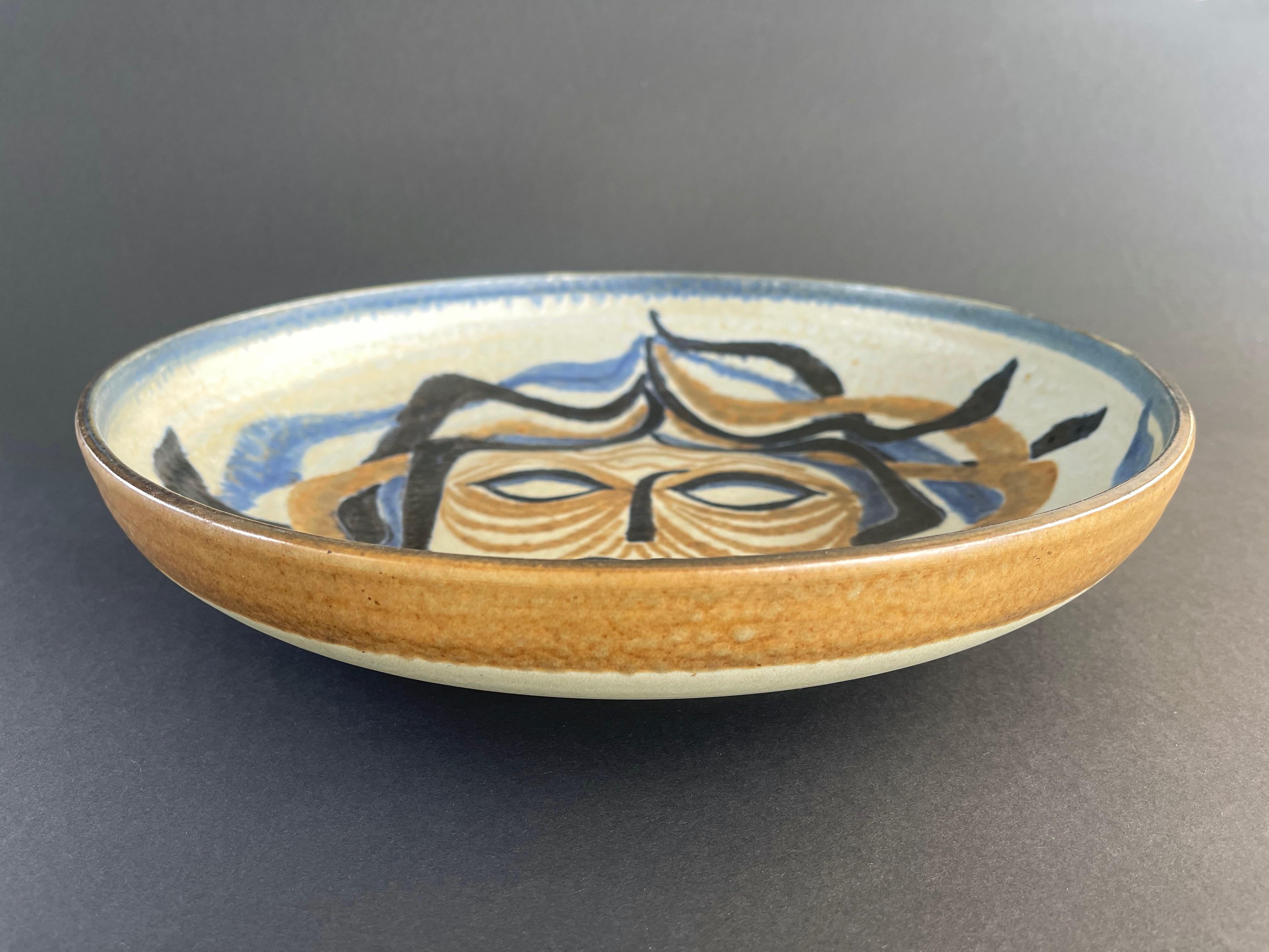 Olandese Ciotola in ceramica con testa di Medusa realizzata a mano da Studio A, centrotavola di Ambacht, anni '70 in vendita