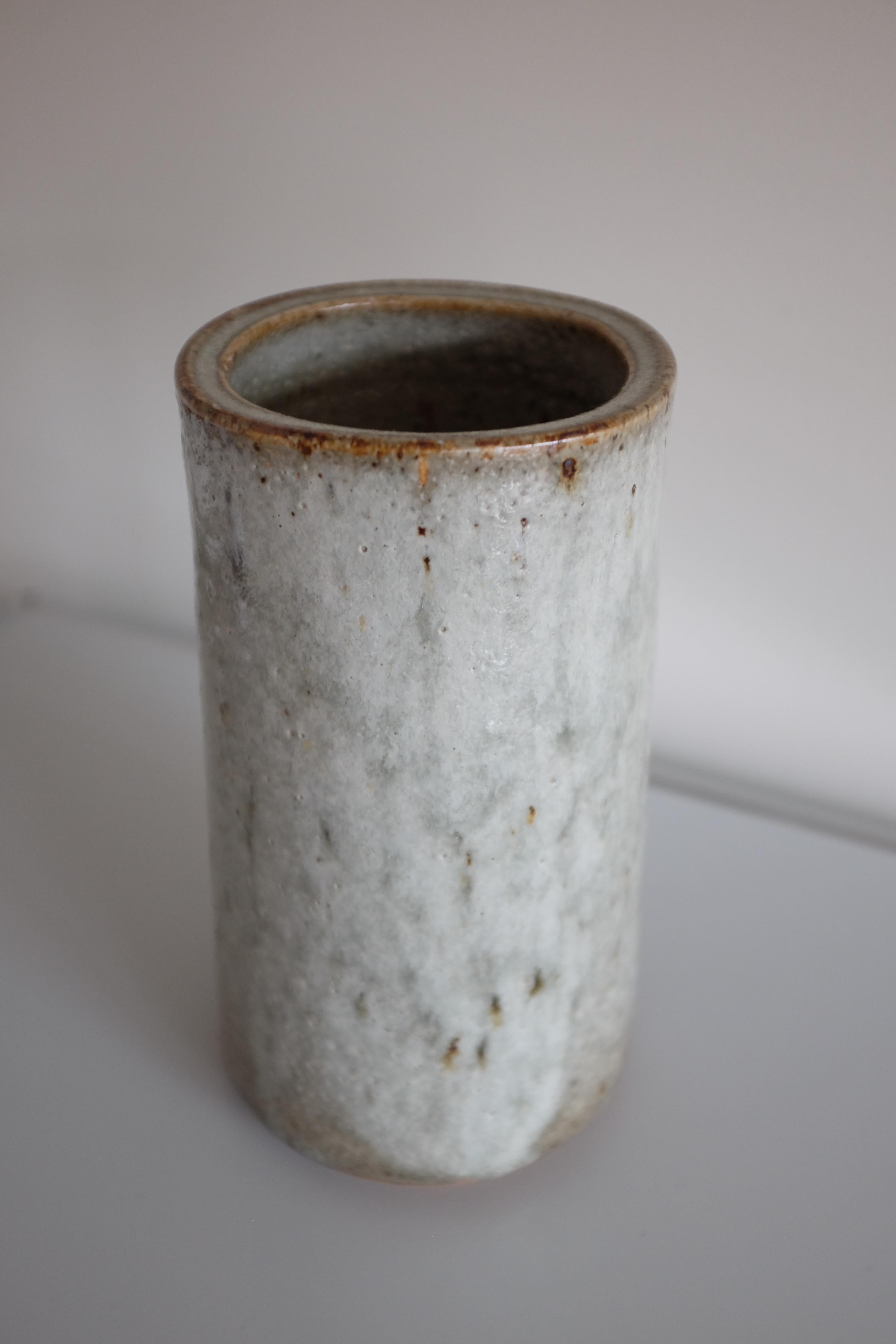 Impressionante vaso di grandi dimensioni fatto a mano dall'artista svedese Marianne Westman negli anni '60. Una bella sensazione di brutalismo con una ceramica marrone bruciata che traspare dalla superficie smaltata bianca/grigia. Realizzato presso