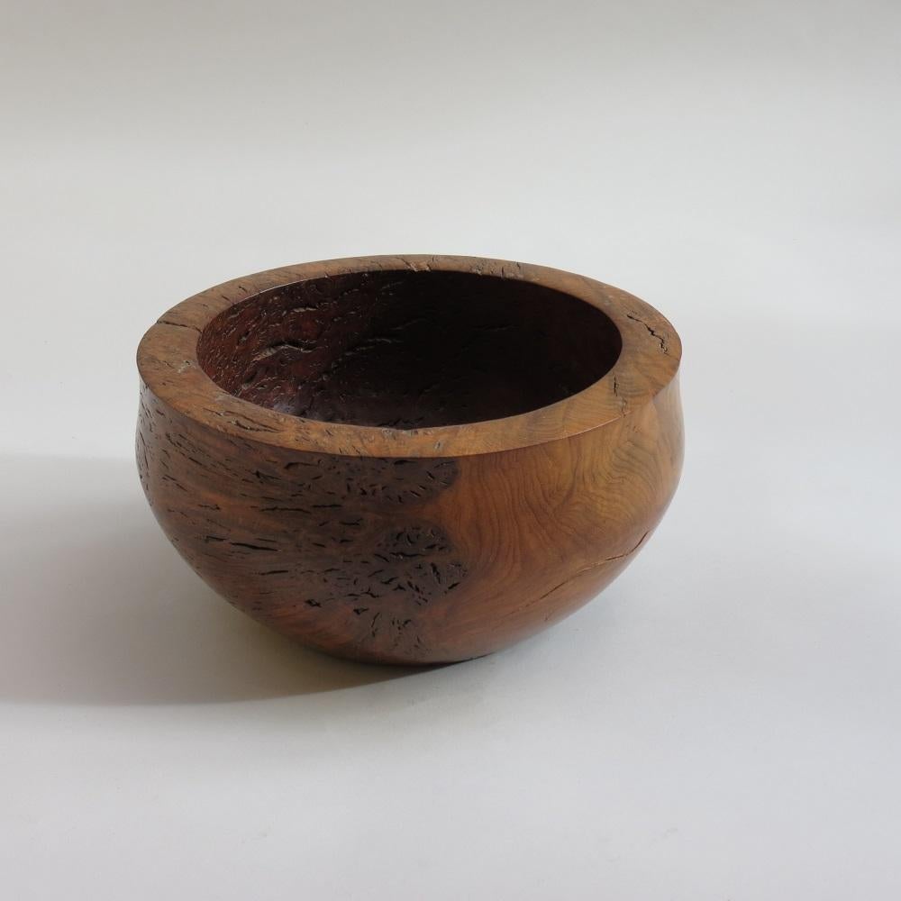 Very nicely hand turned bespoke wooden bowl, made from Jarrah Wood originating from Australia.  Turned by hand, the bowl has a wonderful thick rim to it, giving a very nice chunky appearance to the bowl, the grain in the wood gives a wonderful