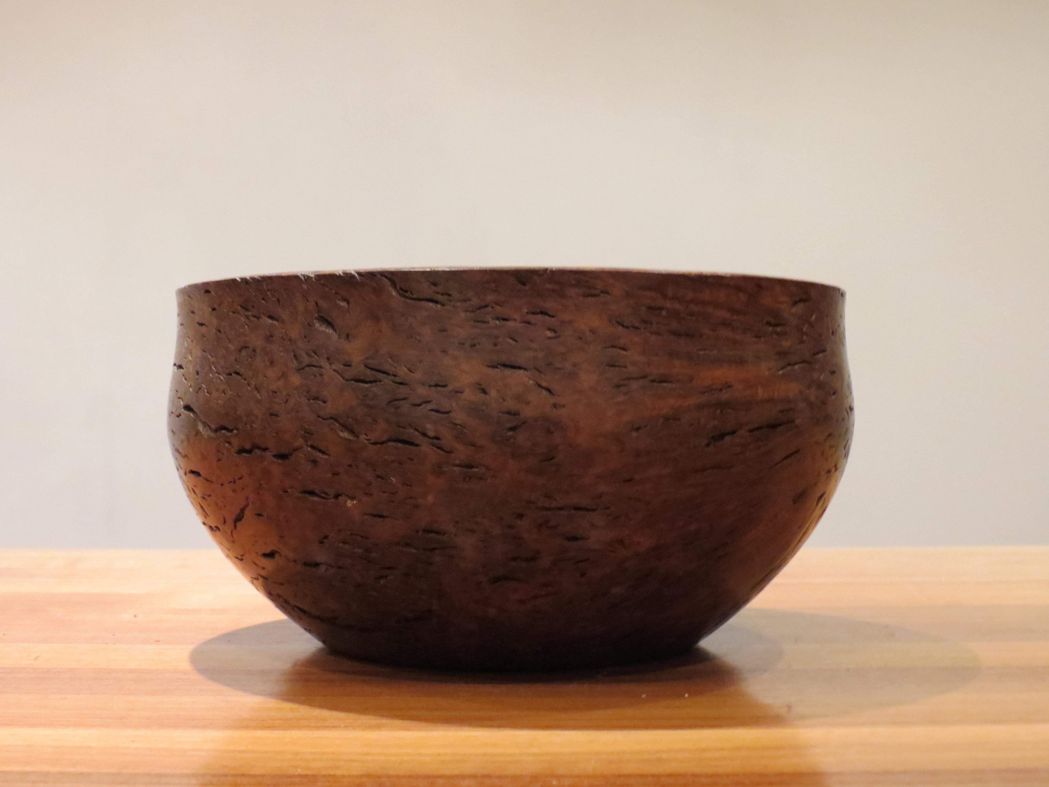 Cuenco de madera muy bien torneado a mano, hecho con madera de Jarrah procedente de Australia.  Torneado a mano, el cuenco tiene un borde grueso maravilloso, que le da un aspecto grueso muy agradable, y la veta de la madera le da un acabado con una