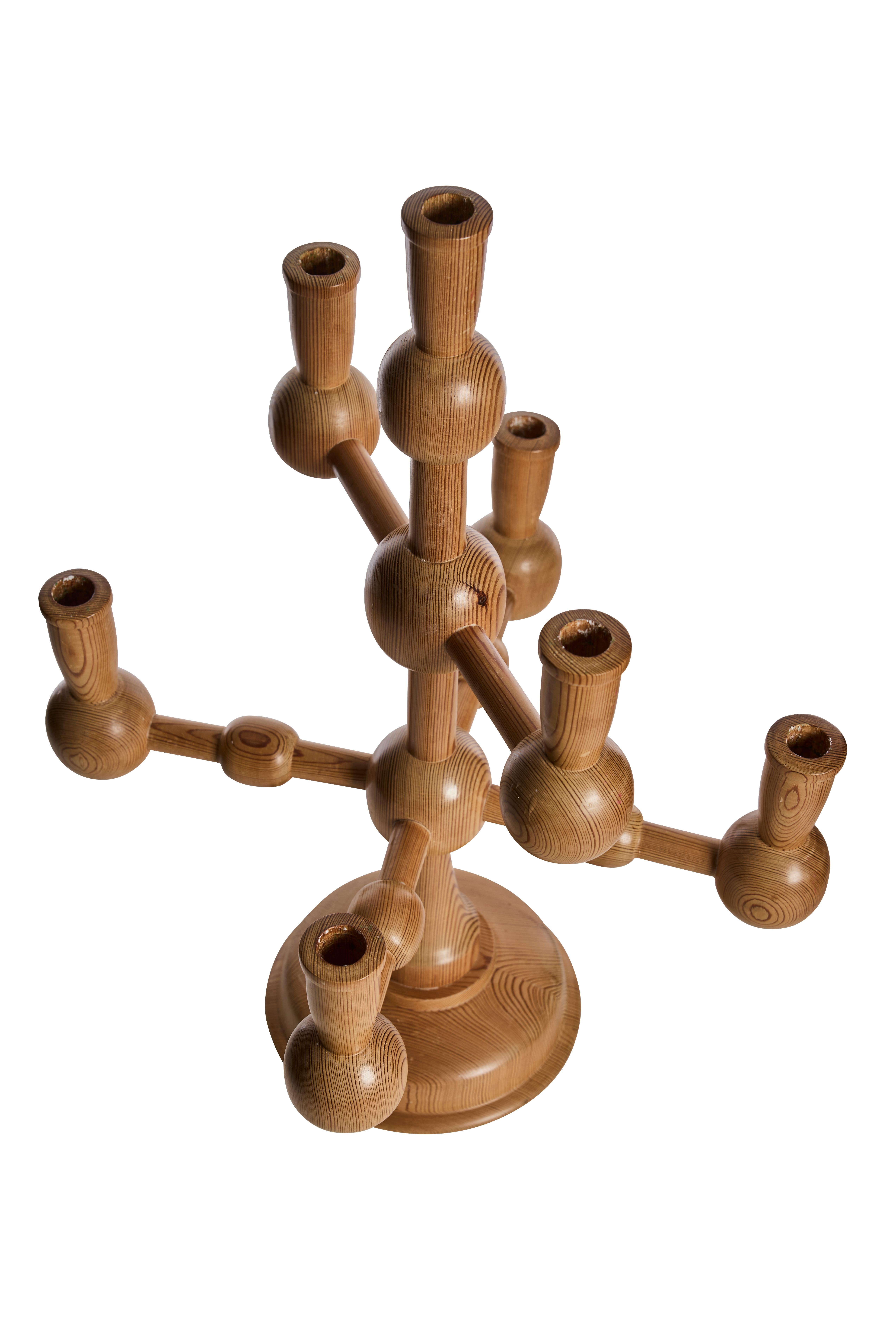 Un portacandele straordinariamente scultoreo, realizzato a mano in pino massiccio dall'artigiano svedese S. Hellgren, datato 1979 e con l'iscrizione 