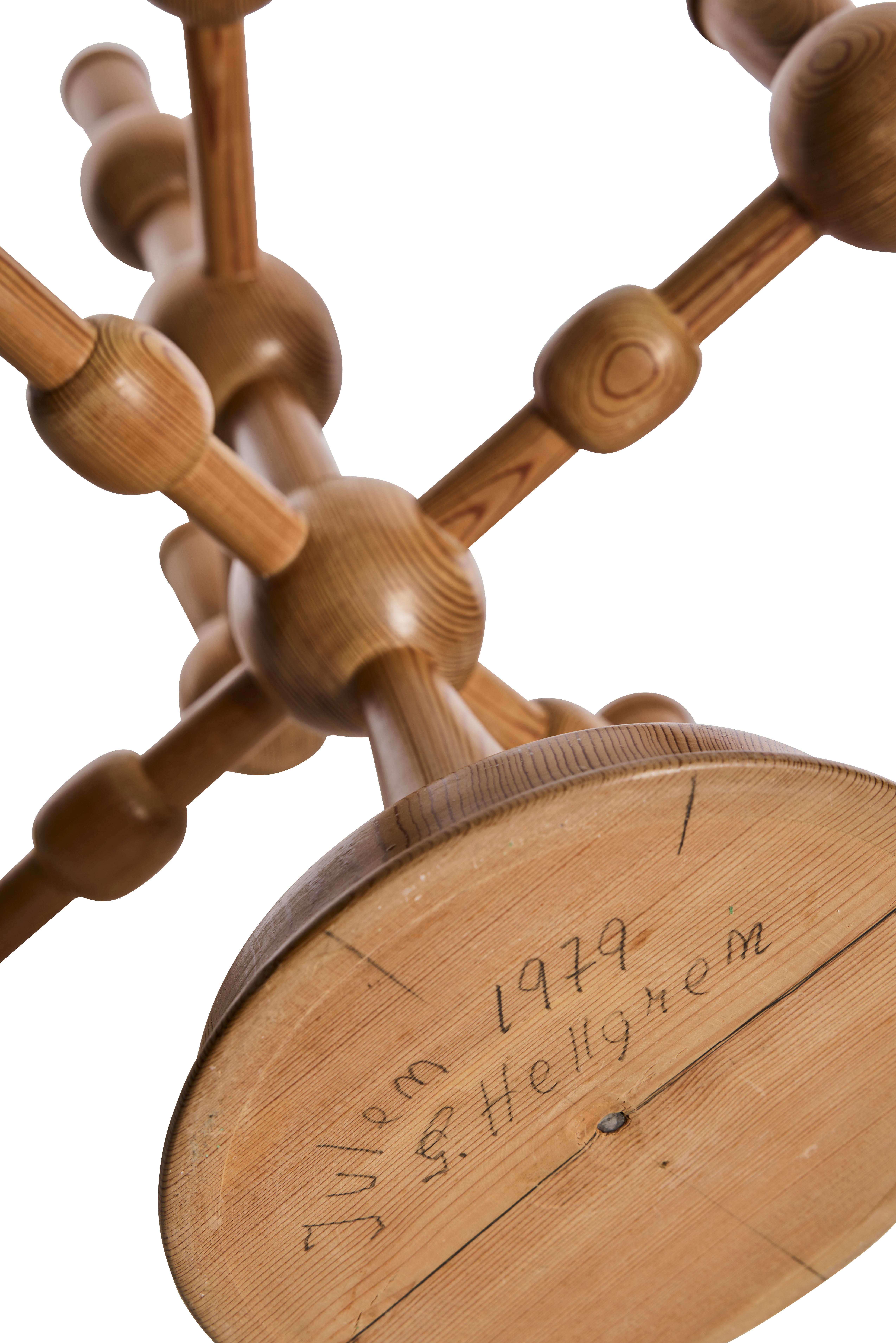 Mid-Century moderno Grande portacandele in pino tornito a mano di S. Hellgren, Svezia, 1979 in vendita