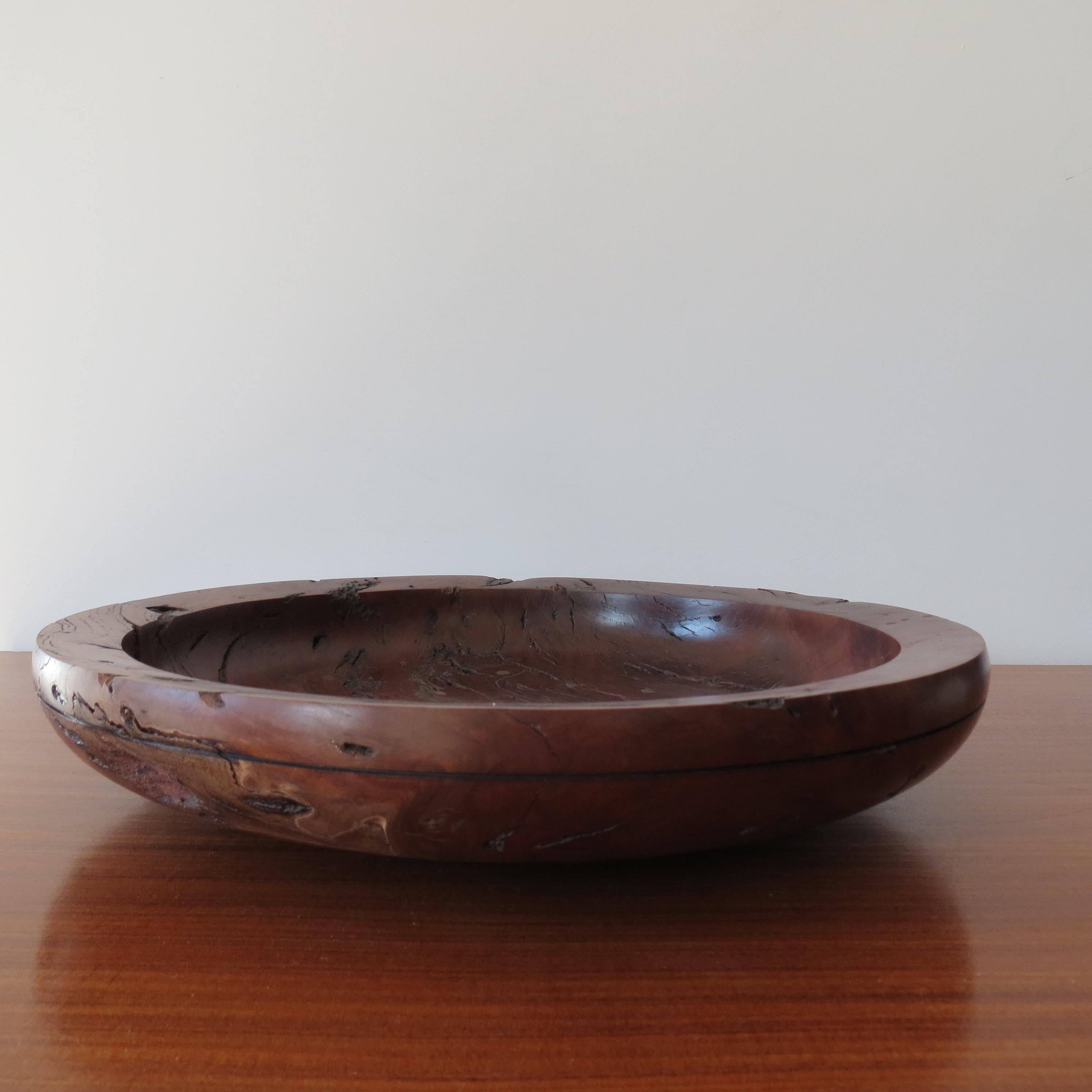 Cuenco decorativo grande de madera torneada a mano con goma roja en venta 3