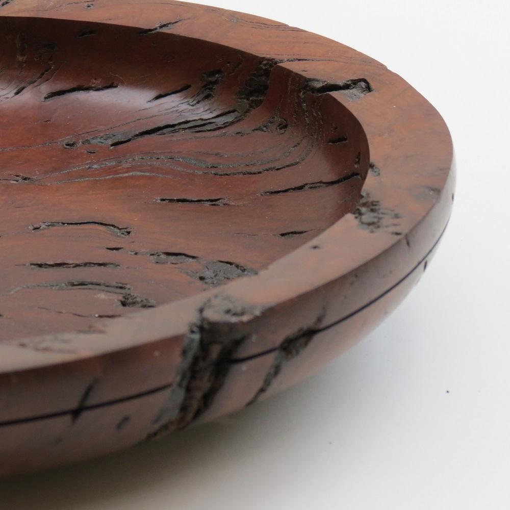 Un cuenco grande, hermoso y de buena calidad, torneado a mano, de madera maciza de eucalipto rojo originaria de Australia. 

Maravillosa textura, veteado y color de la madera. 

Estampado en la parte inferior Ligura David Ruse, Bristol,