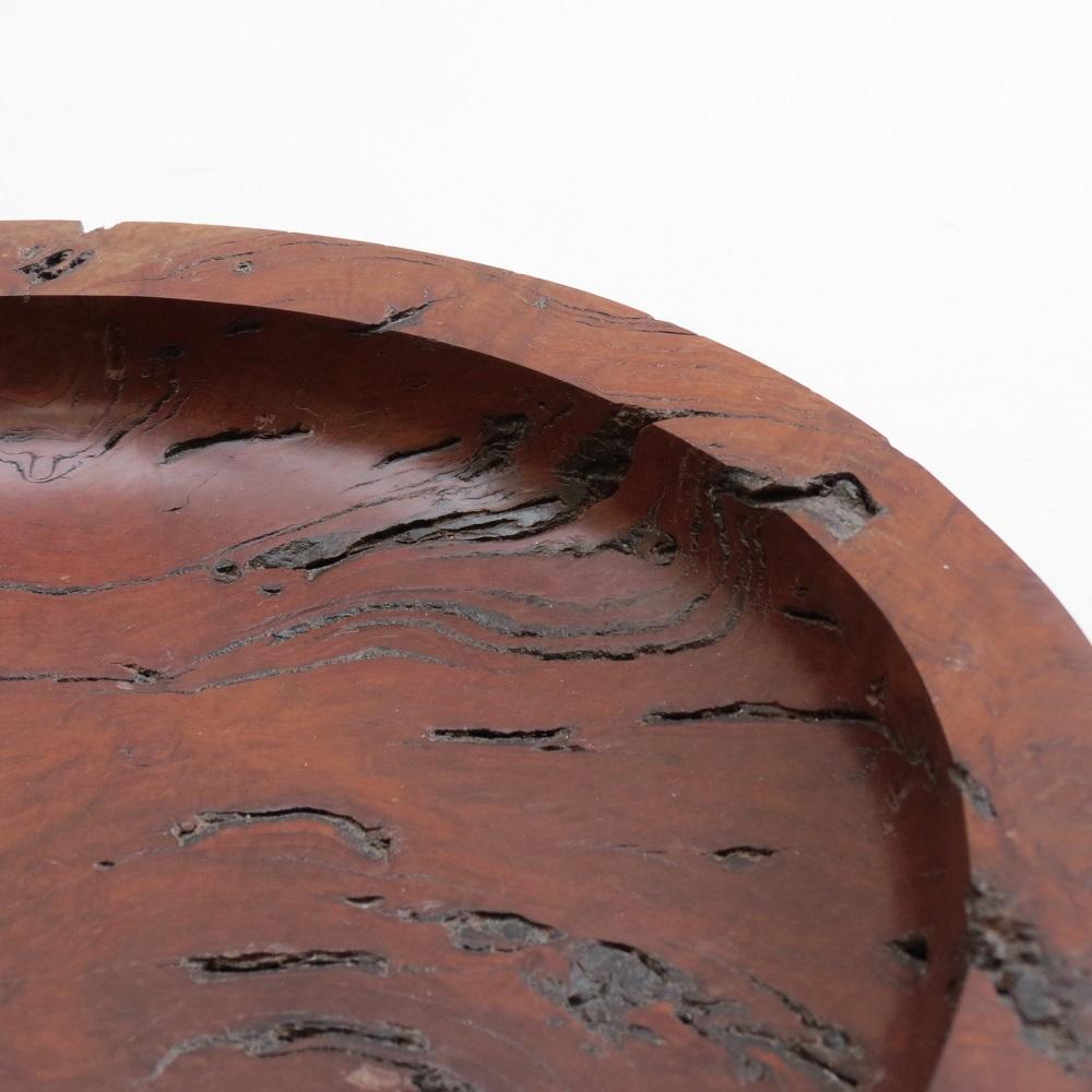 Cuenco decorativo grande de madera torneada a mano con goma roja siglo XX en venta