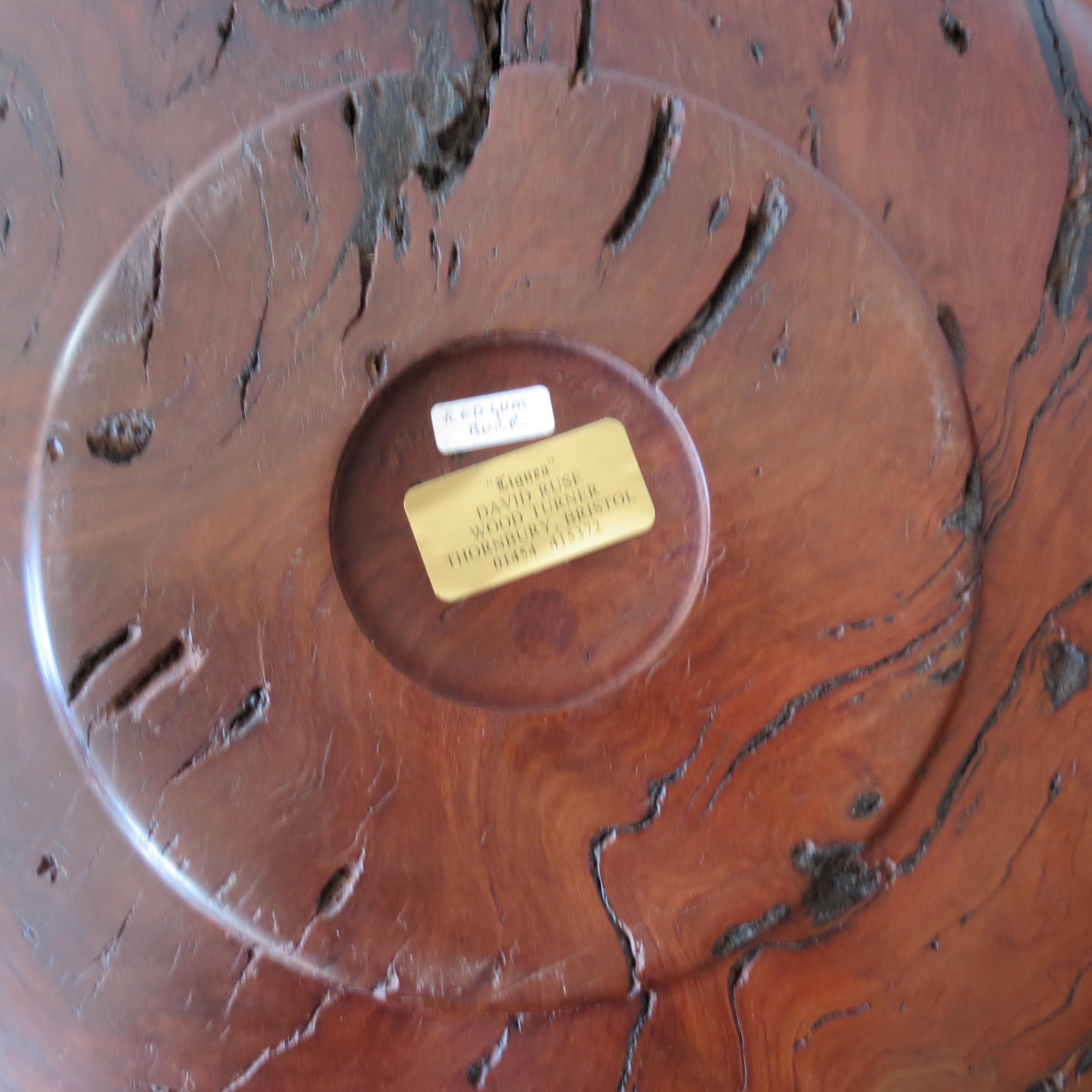 Cuenco decorativo grande de madera torneada a mano con goma roja en venta 1