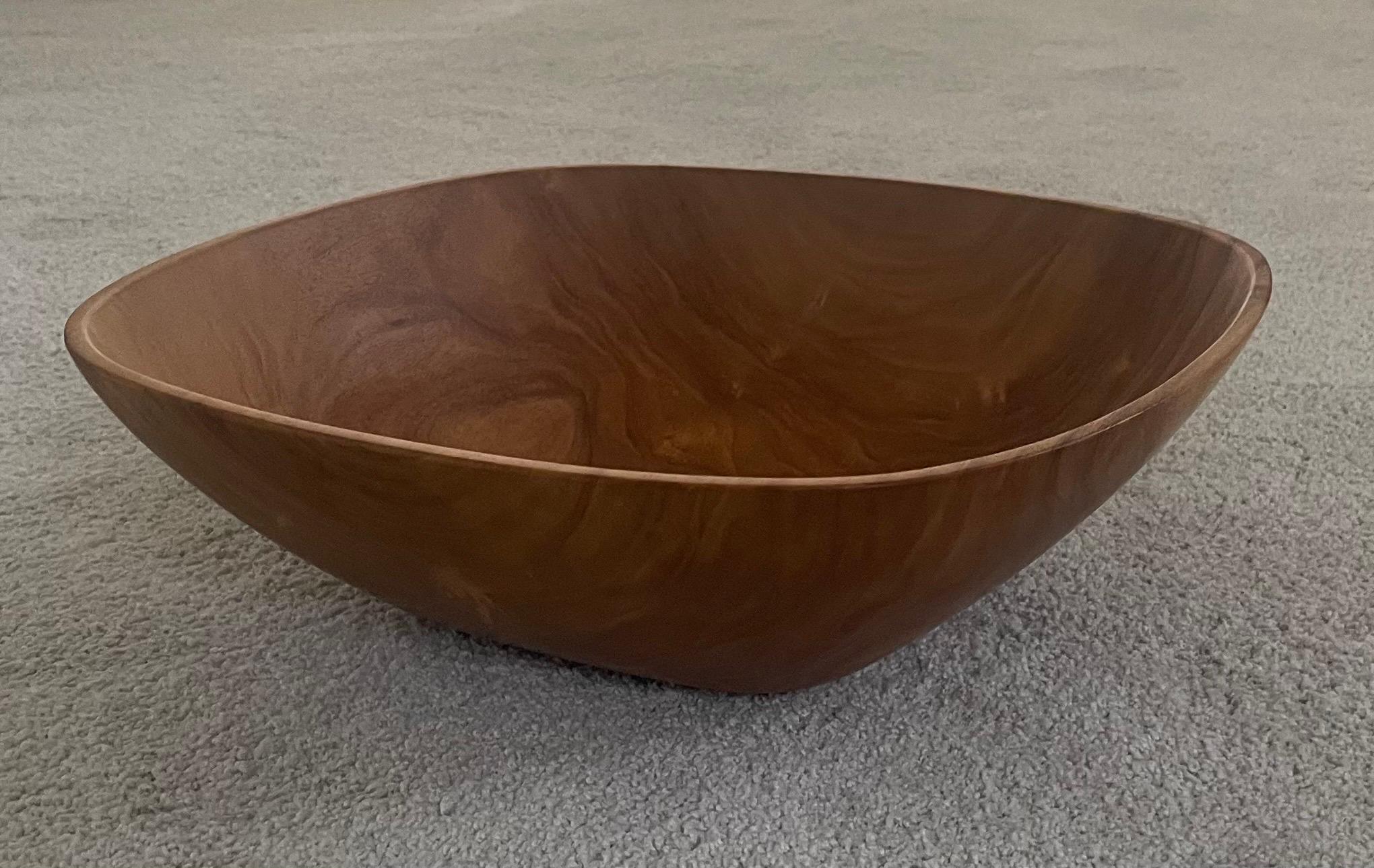Organico moderno Grande ciotola in legno di Milo, tornita a mano e firmata Hawiian in vendita