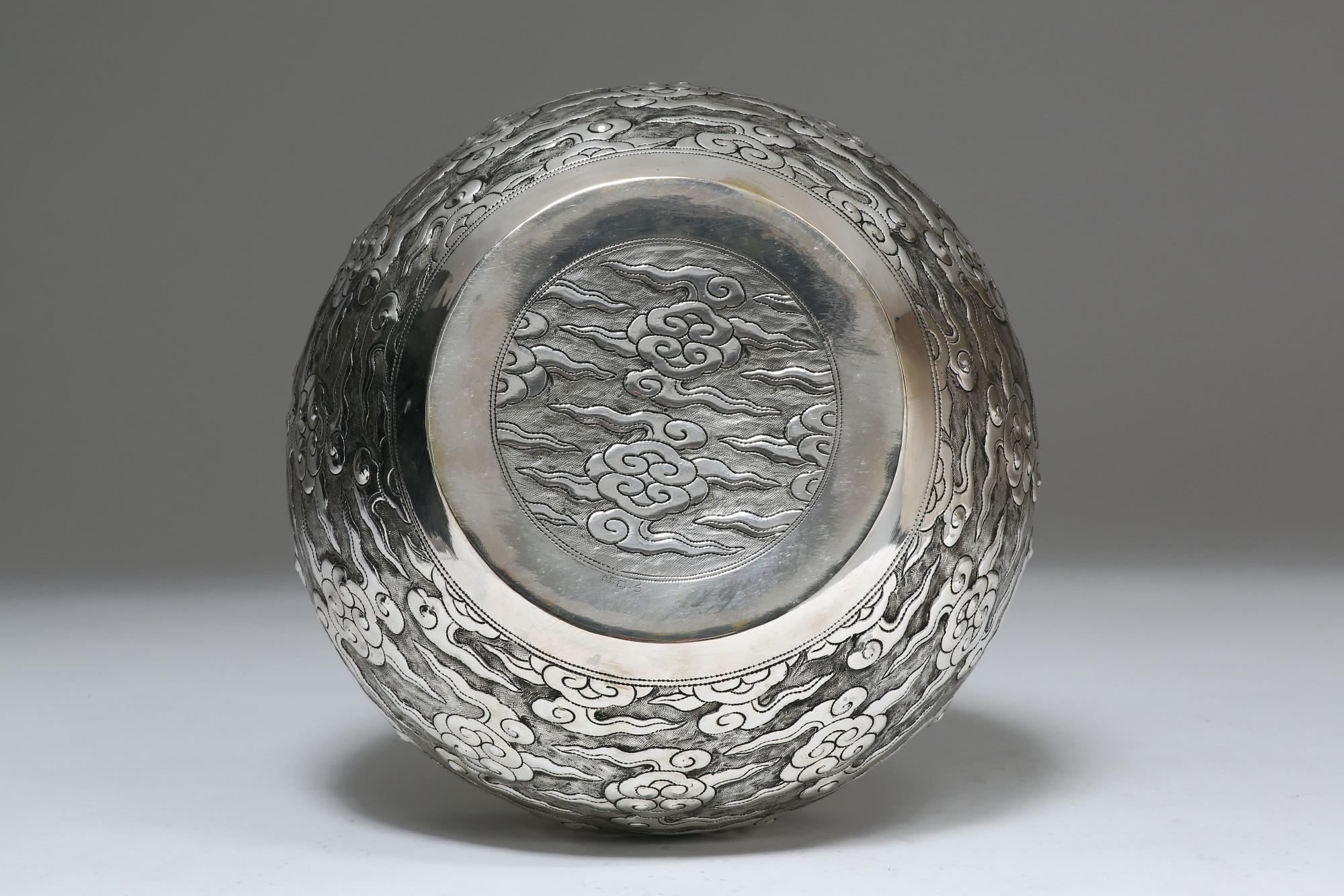Große handgefertigte zeremonielle Schale aus massivem Silber mit Wolkenmotiv, Tafelaufsatz (Handgefertigt) im Angebot