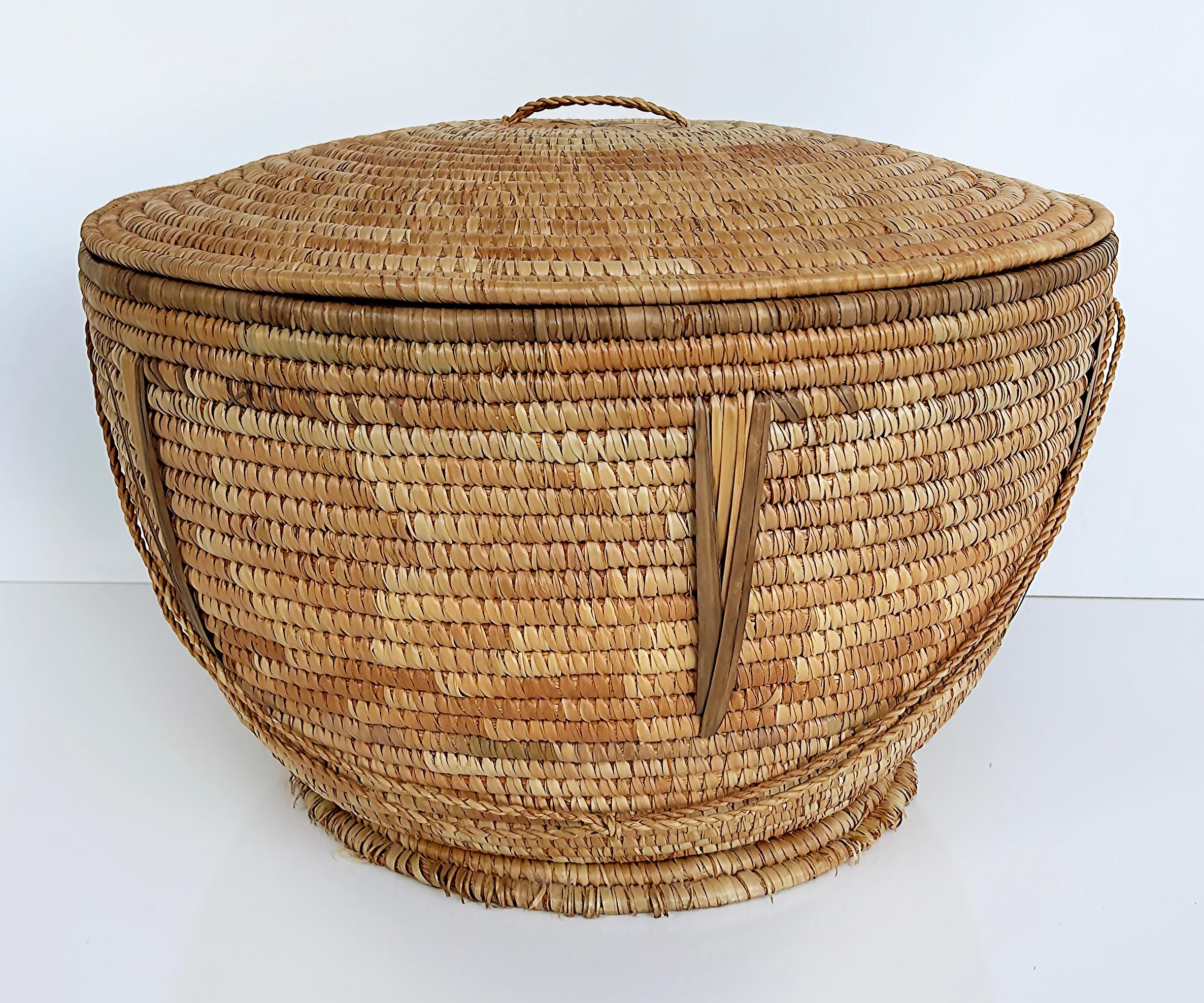 Large Hand-Woven Jute Organic Modern Covered Basket with Rope Handles In Good Condition For Sale In Miami, FL
