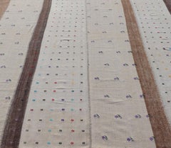 Grand tapis Kilim turc vintage tissé à la main avec des rayures en crème, blanc et Brown