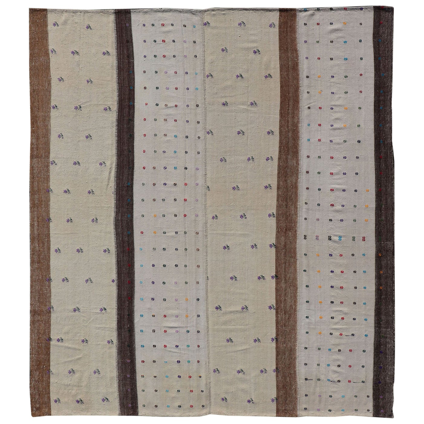 Grand tapis Kilim turc vintage tissé à la main avec des rayures en crème, blanc et Brown en vente