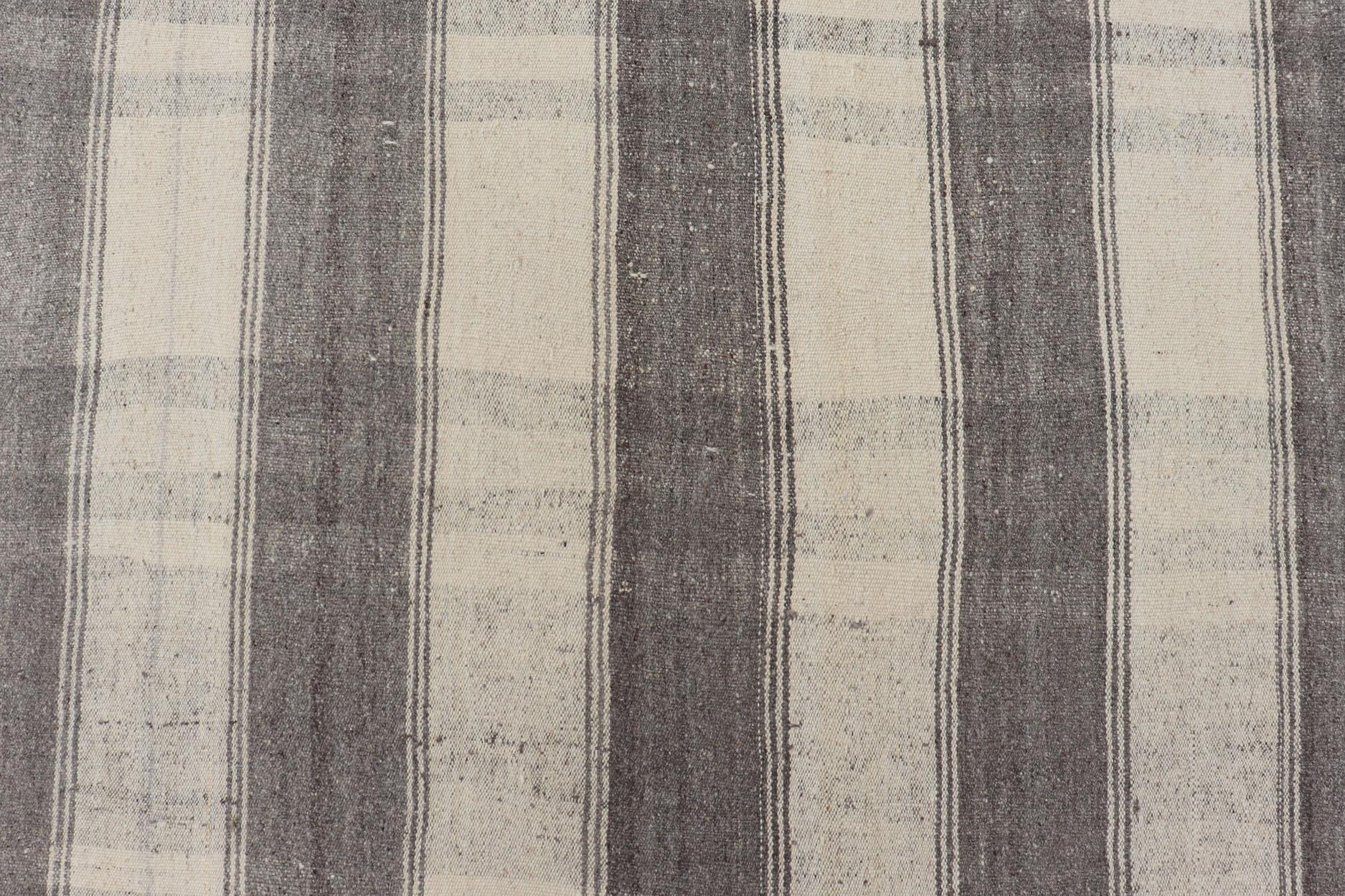 Großer handgewebter türkischer Kelim-Teppich im Vintage-Stil mit Grau-, Weiß- und Cremestreifen (Wolle) im Angebot