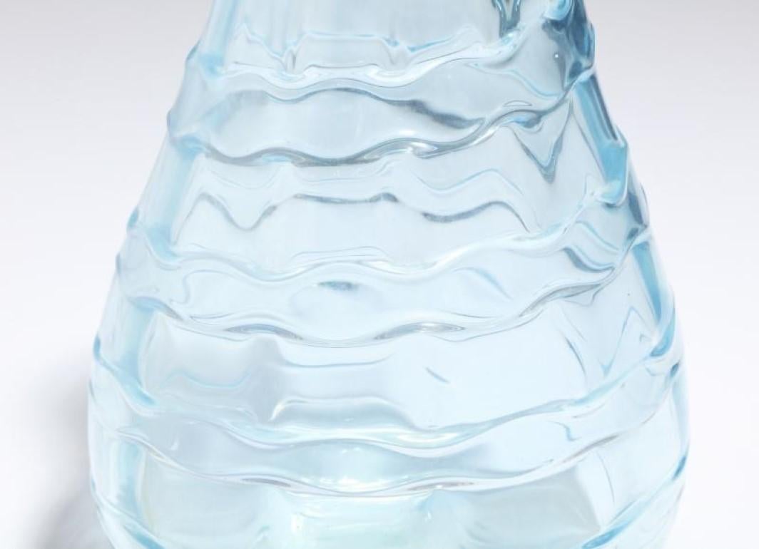 Grand vase soufflé à la main par Barovier, Toso & Ferro.  Vase en verre bleu pâle avec motif texturé en spirale. Finition iridescente du verre. Grande échelle et beau modèle. Ce vase a très probablement été vendu au détail par Pauly & Co., comme le