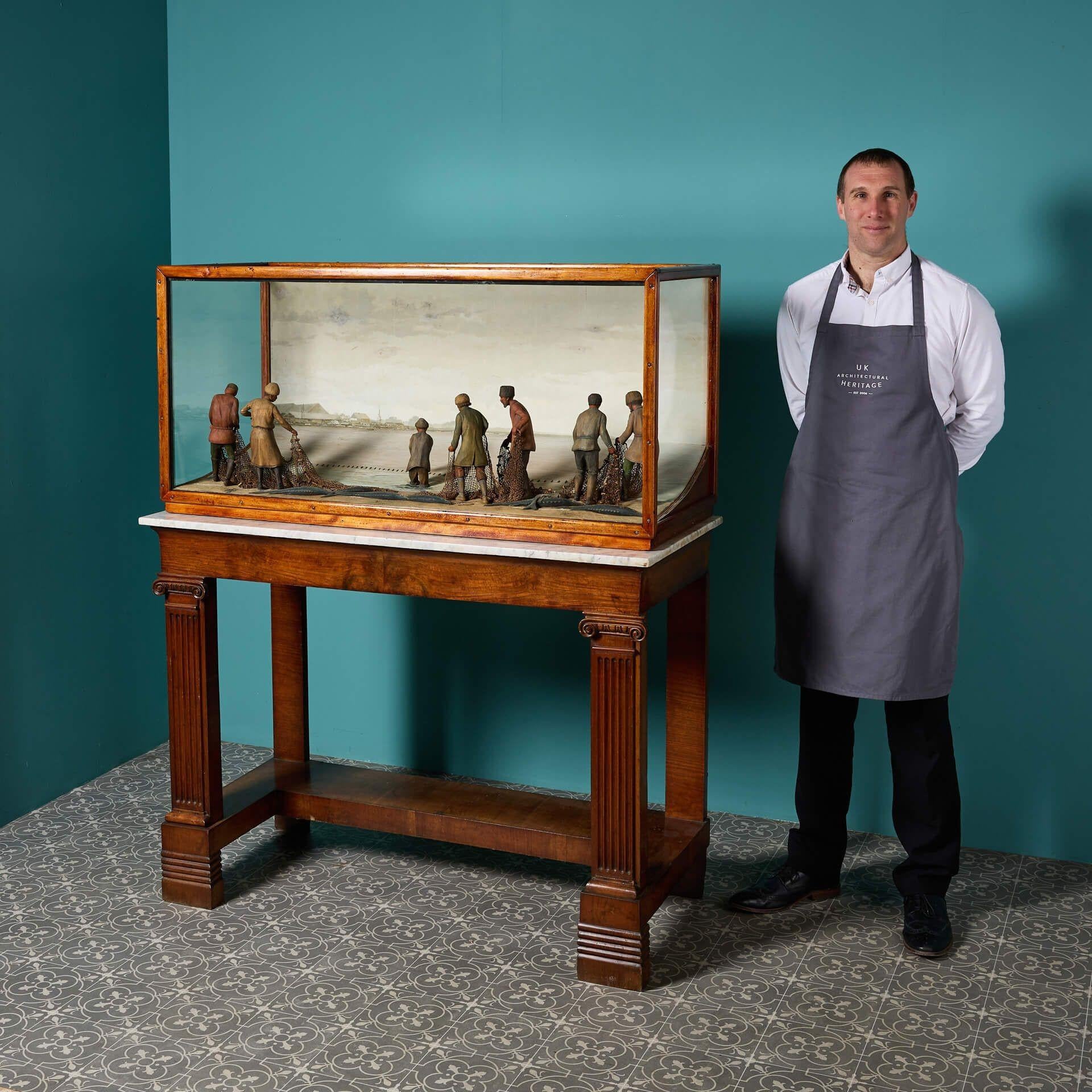 Exceptionnel diorama nautique du début du 20e siècle, sculpté à la main et encadré de verre, au-dessus d'une table console en acajou du 19e siècle avec un plateau en marbre de Carrare.

Propriété d'un collectionneur britannique, ce diorama date