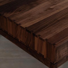 Großer handgefertigter Couchtisch mit 4 Schubladen von SUM Furniture, Nussbaum & Eiche massiv