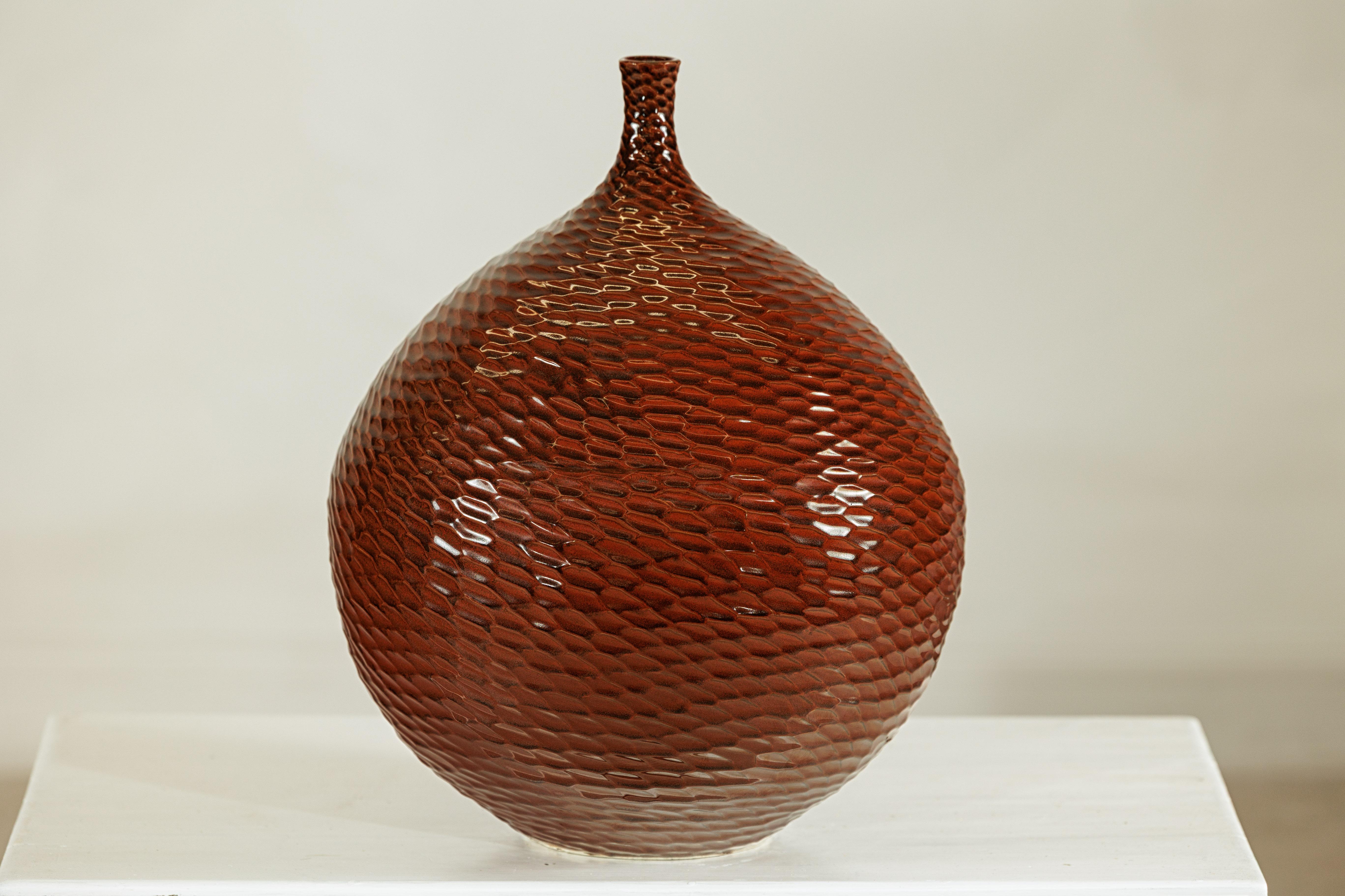 Gran Jarrón de Cerámica Artesanal con Textura de Panal Marrón Brillante en venta 4