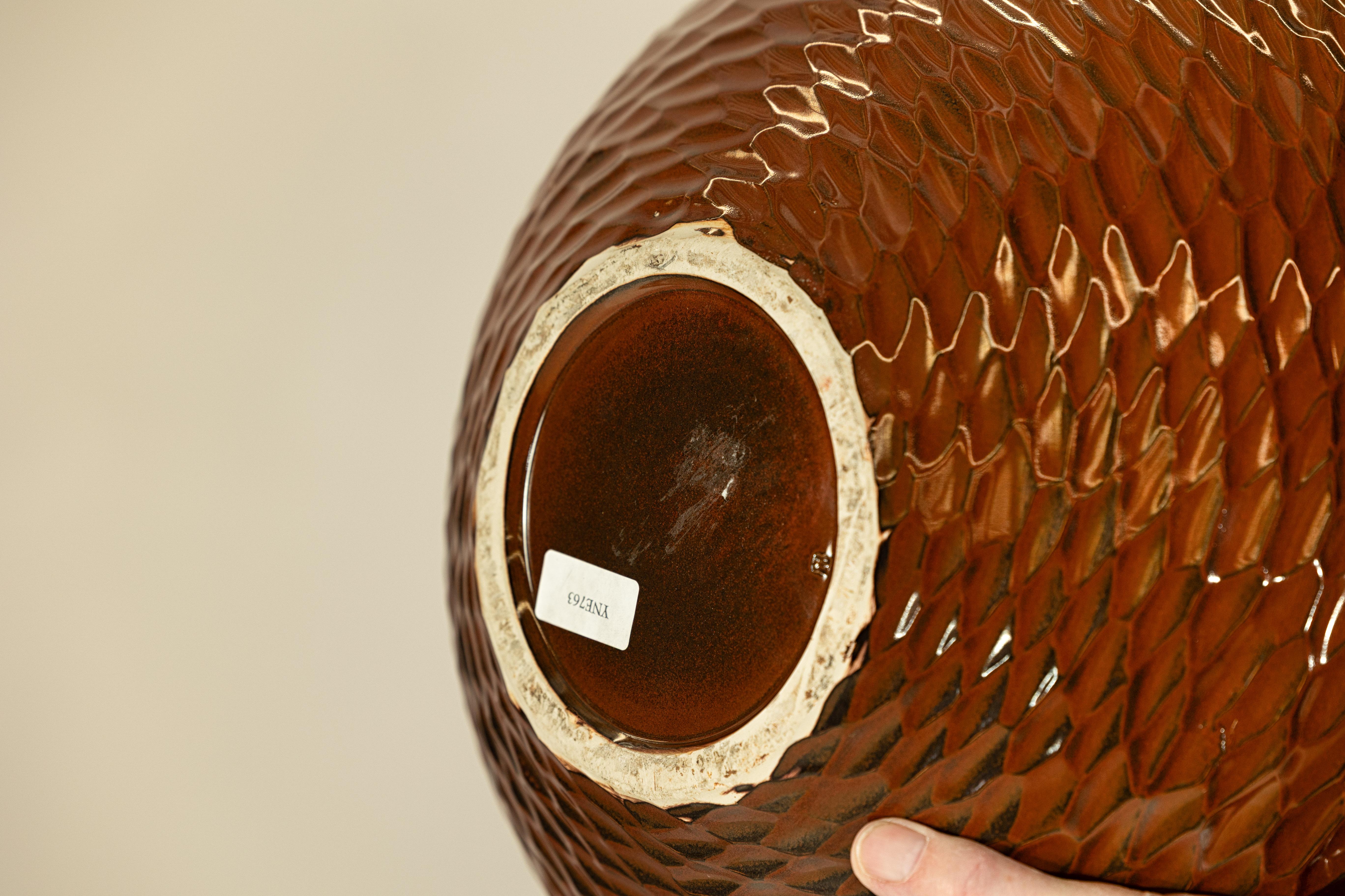 Gran Jarrón de Cerámica Artesanal con Textura de Panal Marrón Brillante en venta 5
