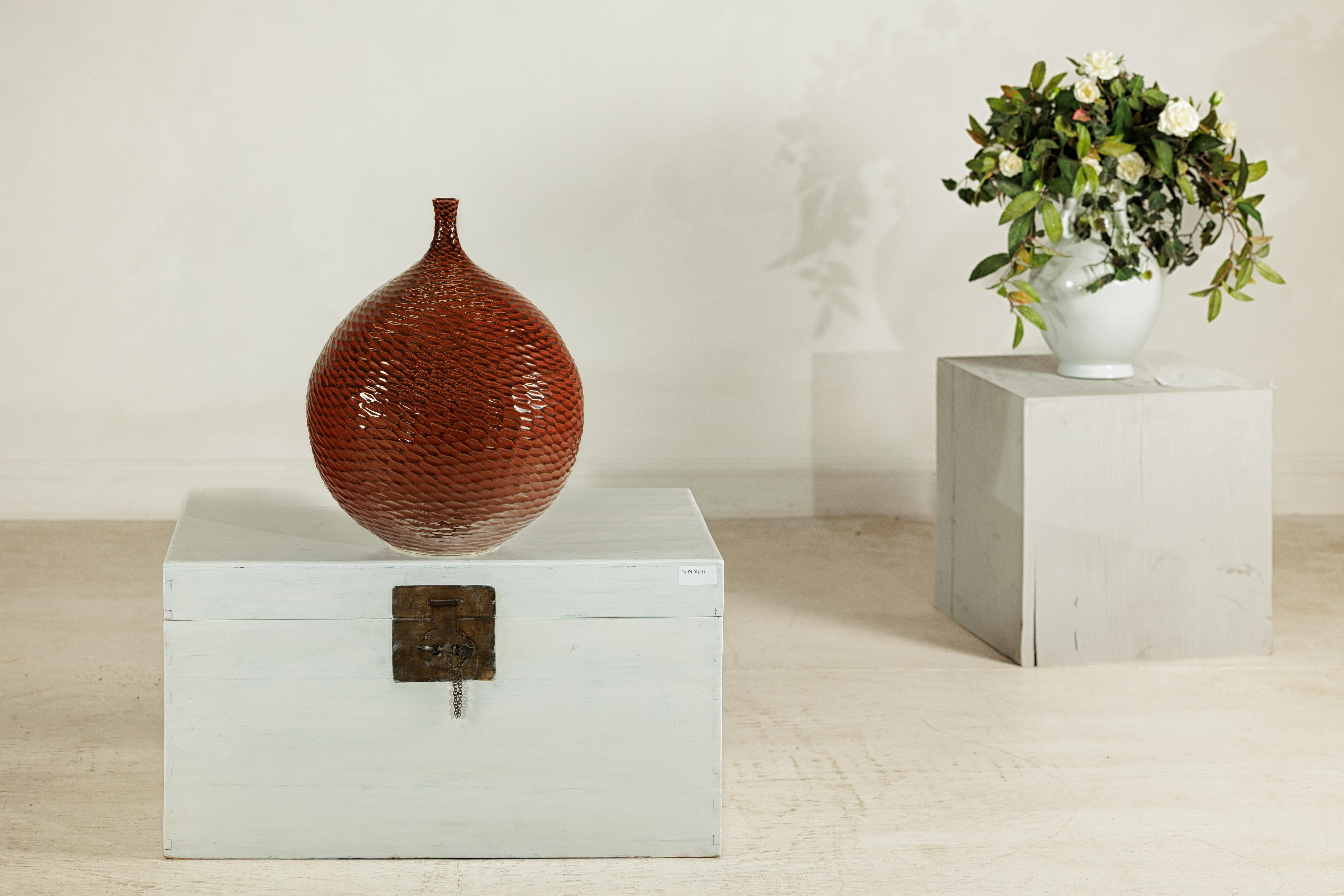 Gran Jarrón de Cerámica Artesanal con Textura de Panal Marrón Brillante Glaseado en venta