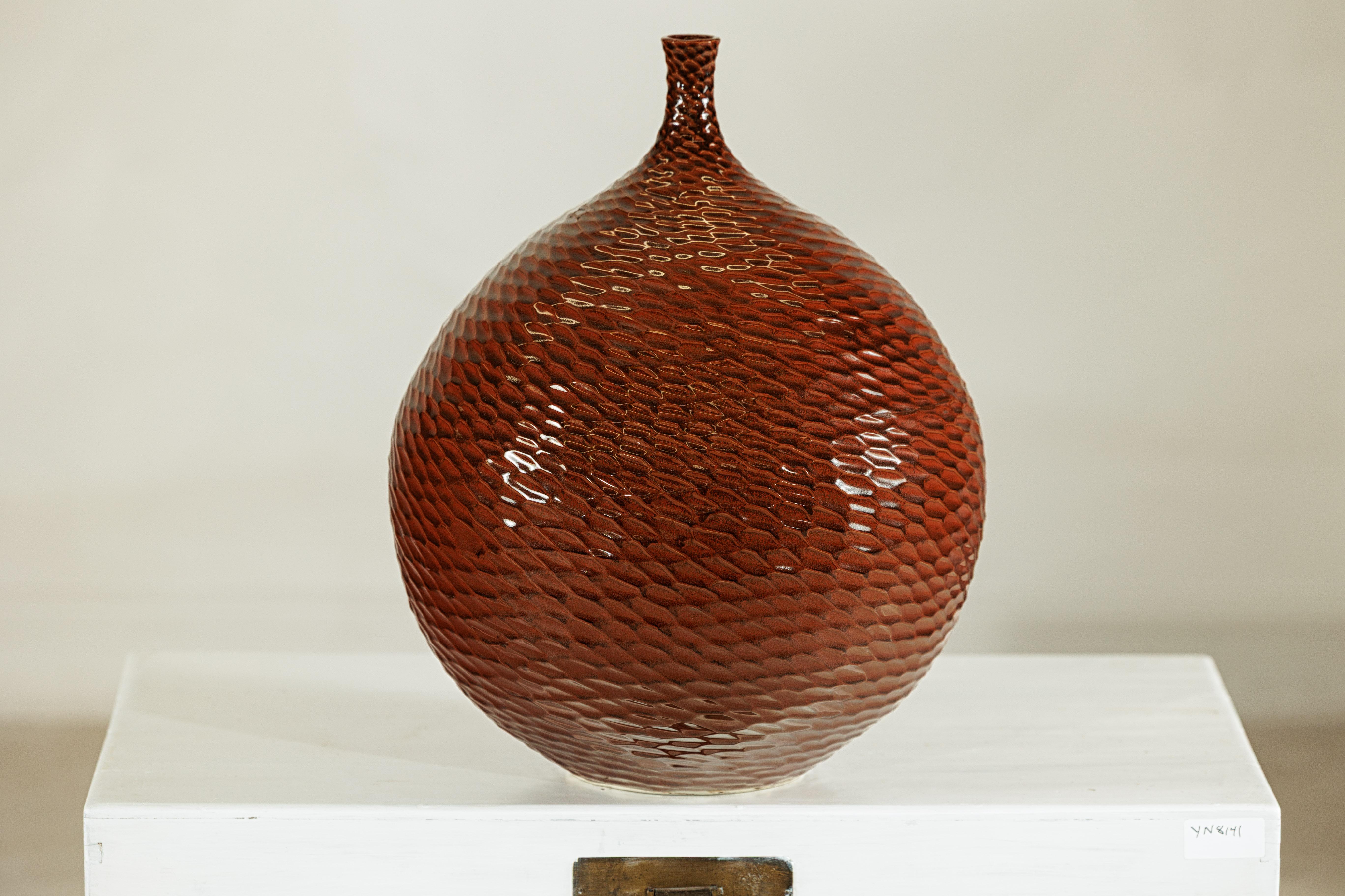 Gran Jarrón de Cerámica Artesanal con Textura de Panal Marrón Brillante en Bueno estado para la venta en Yonkers, NY
